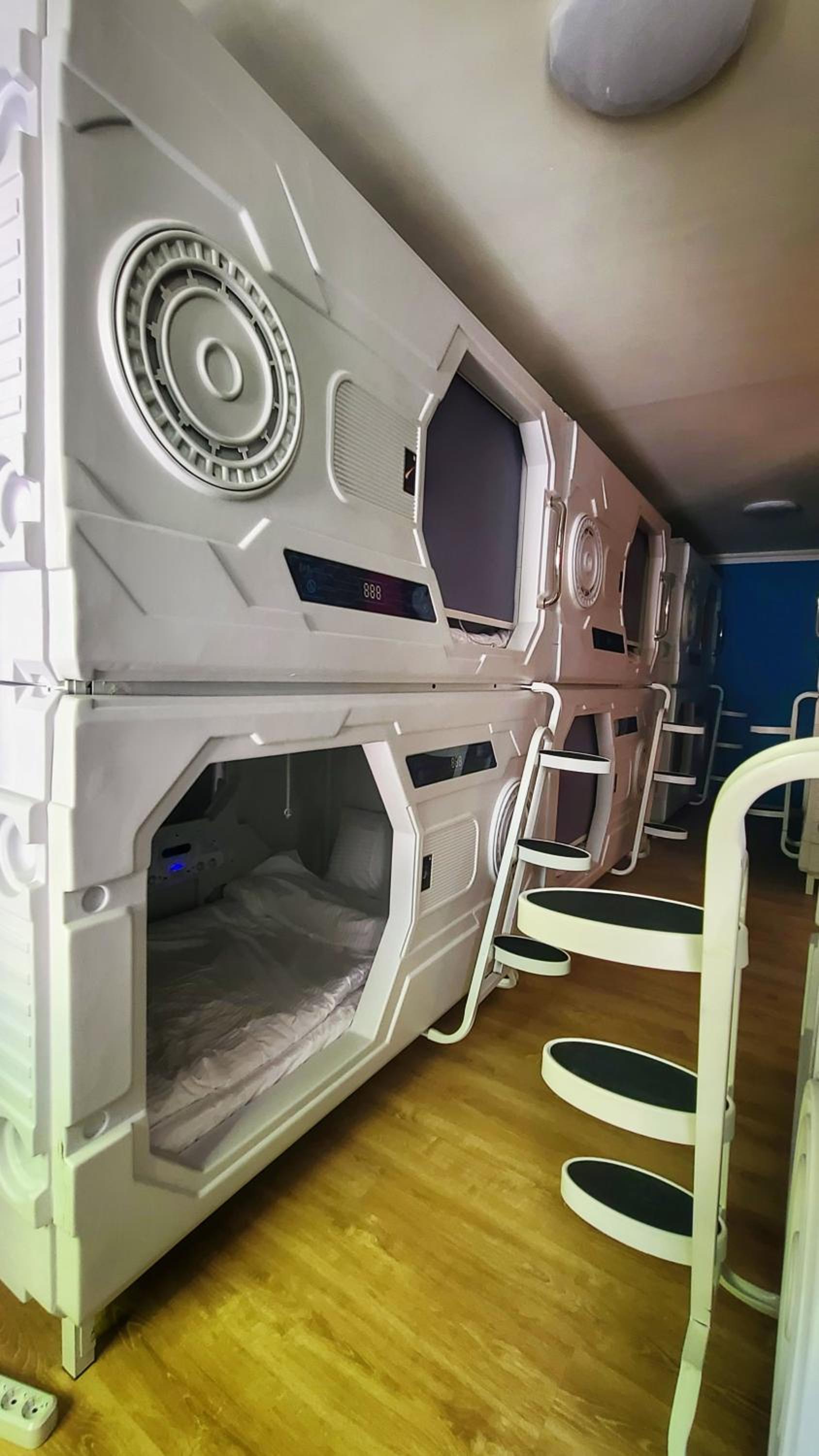 Capsula hotel