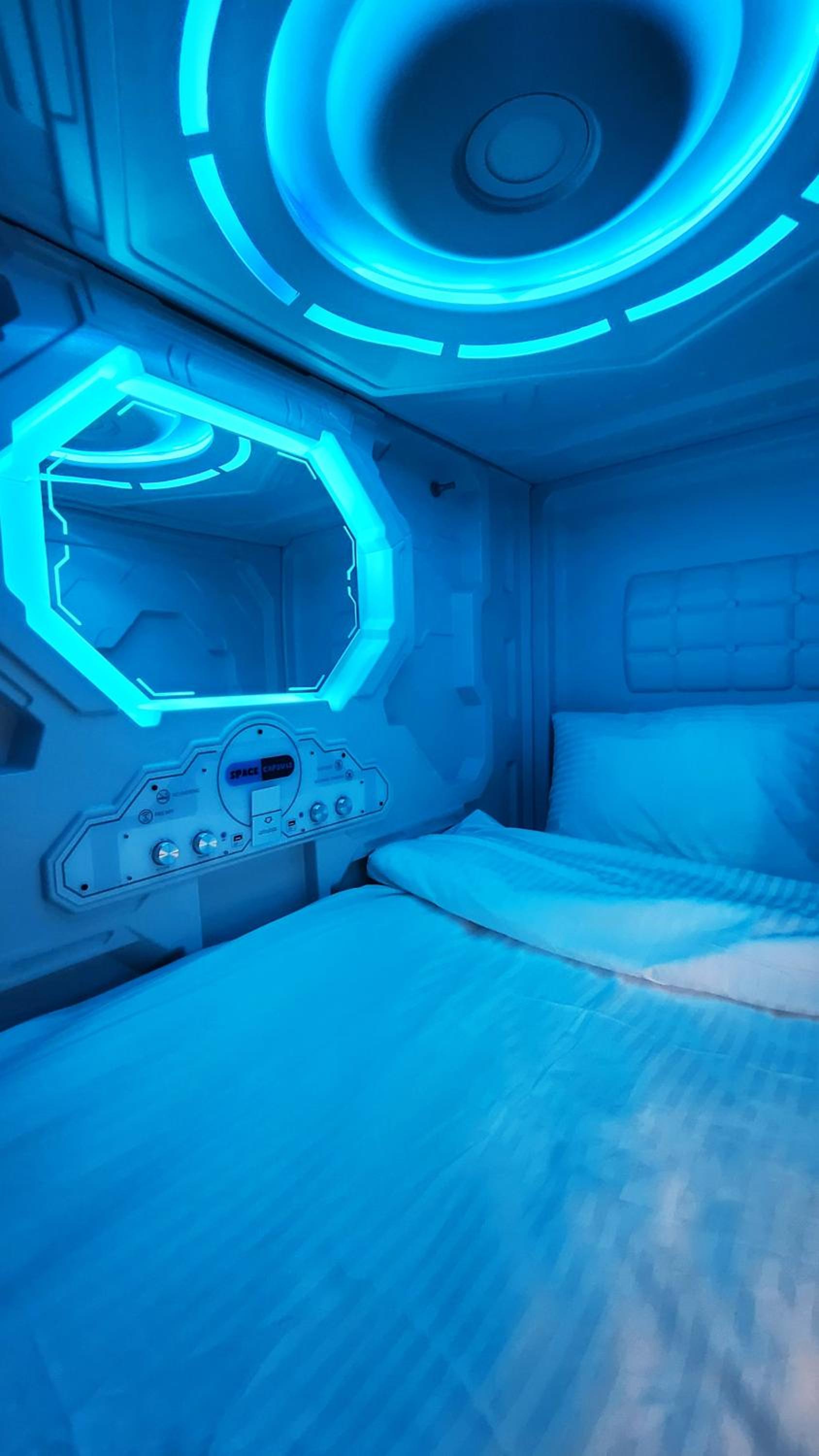 Capsula hotel