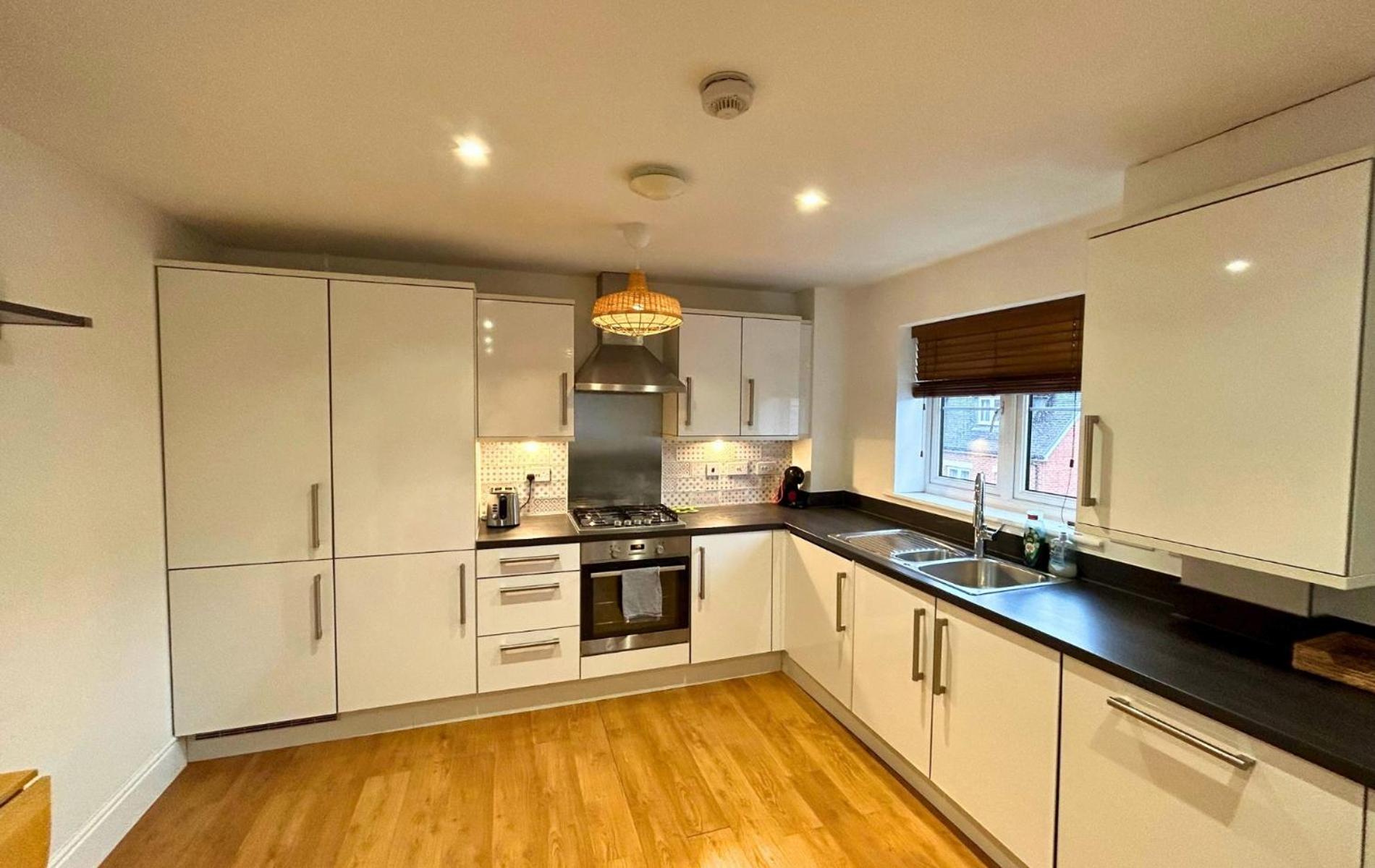 Bracknell Stylish 2 Bedroom Top Floor Apartment view 2