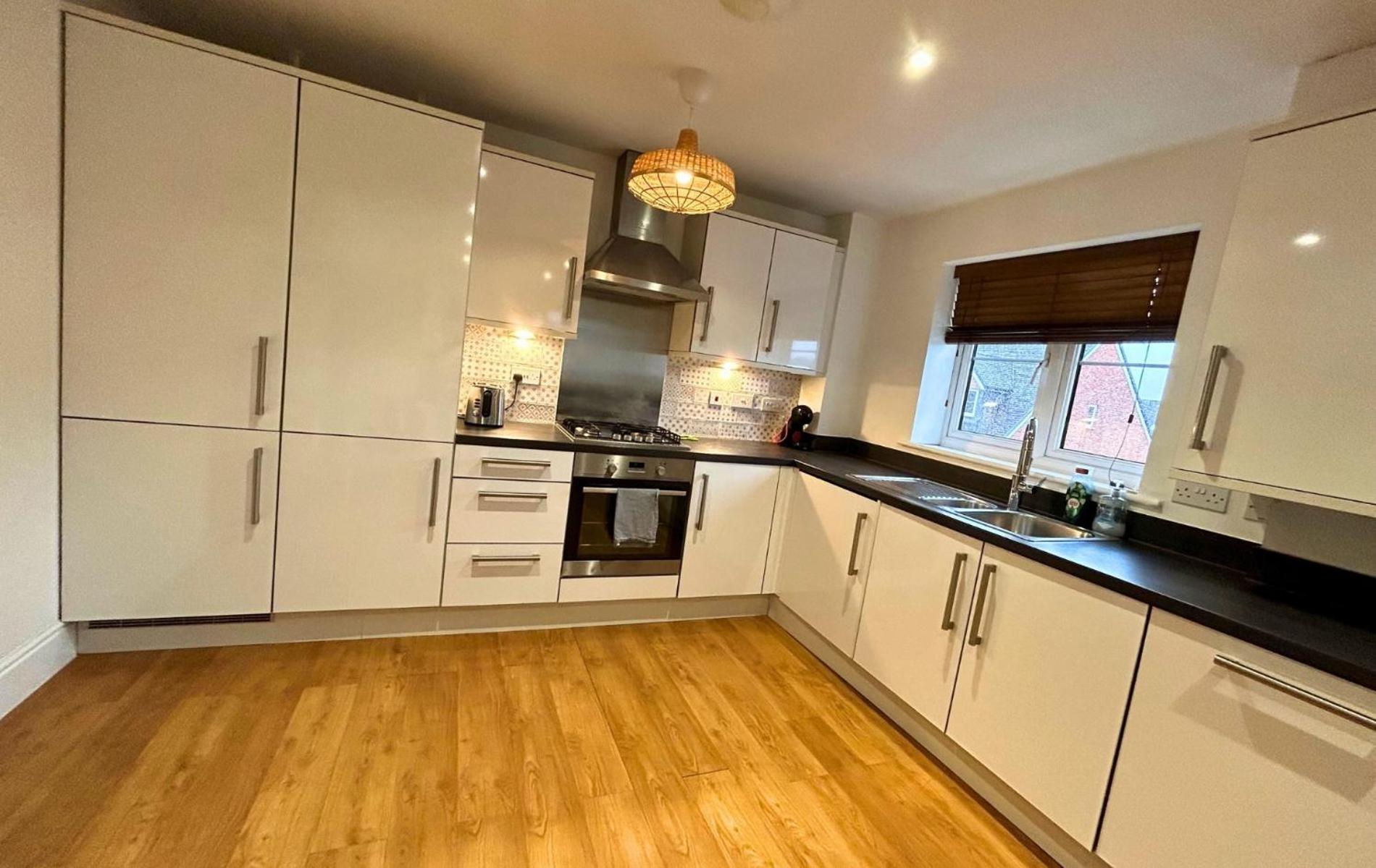 Bracknell Stylish 2 Bedroom Top Floor Apartment view 3