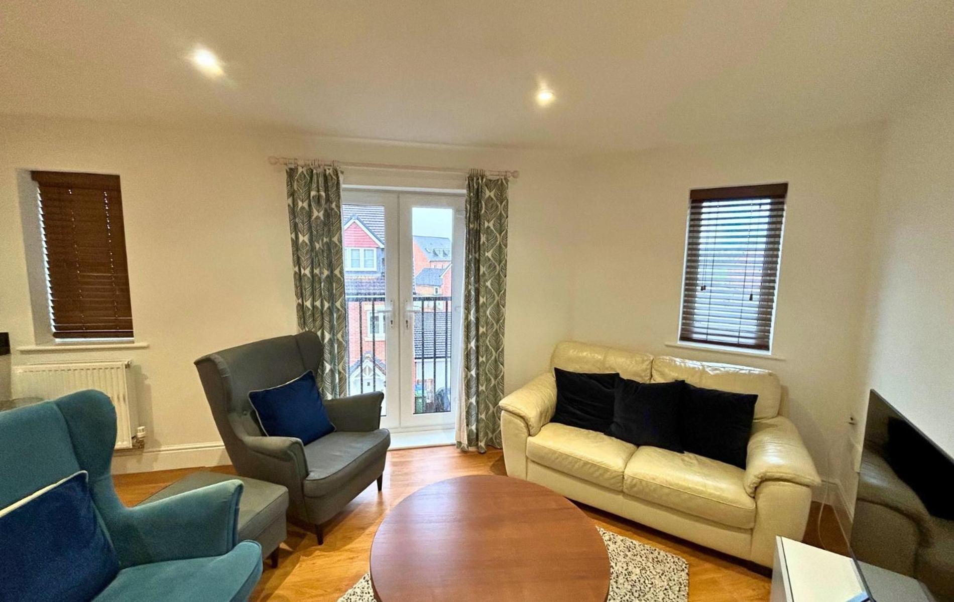 Bracknell Stylish 2 Bedroom Top Floor Apartment view 5