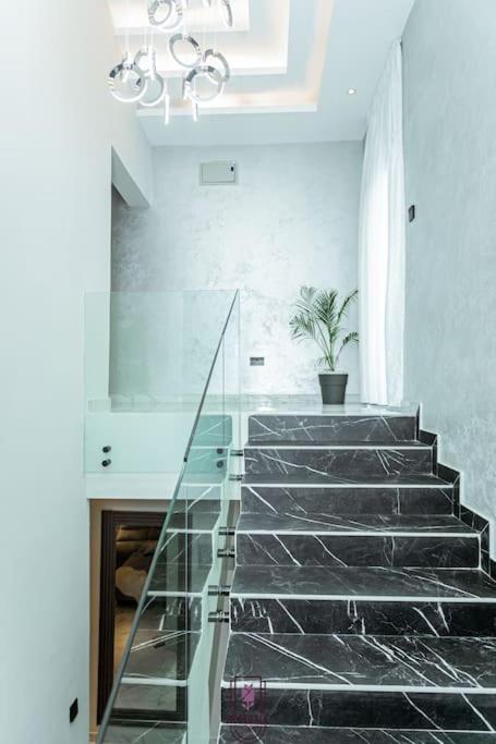 ELEGANT DUPLEX @ Rosedale Apartments