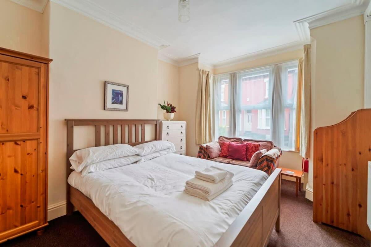 4 Bed Homely Retreat - Wolverhampton view 5
