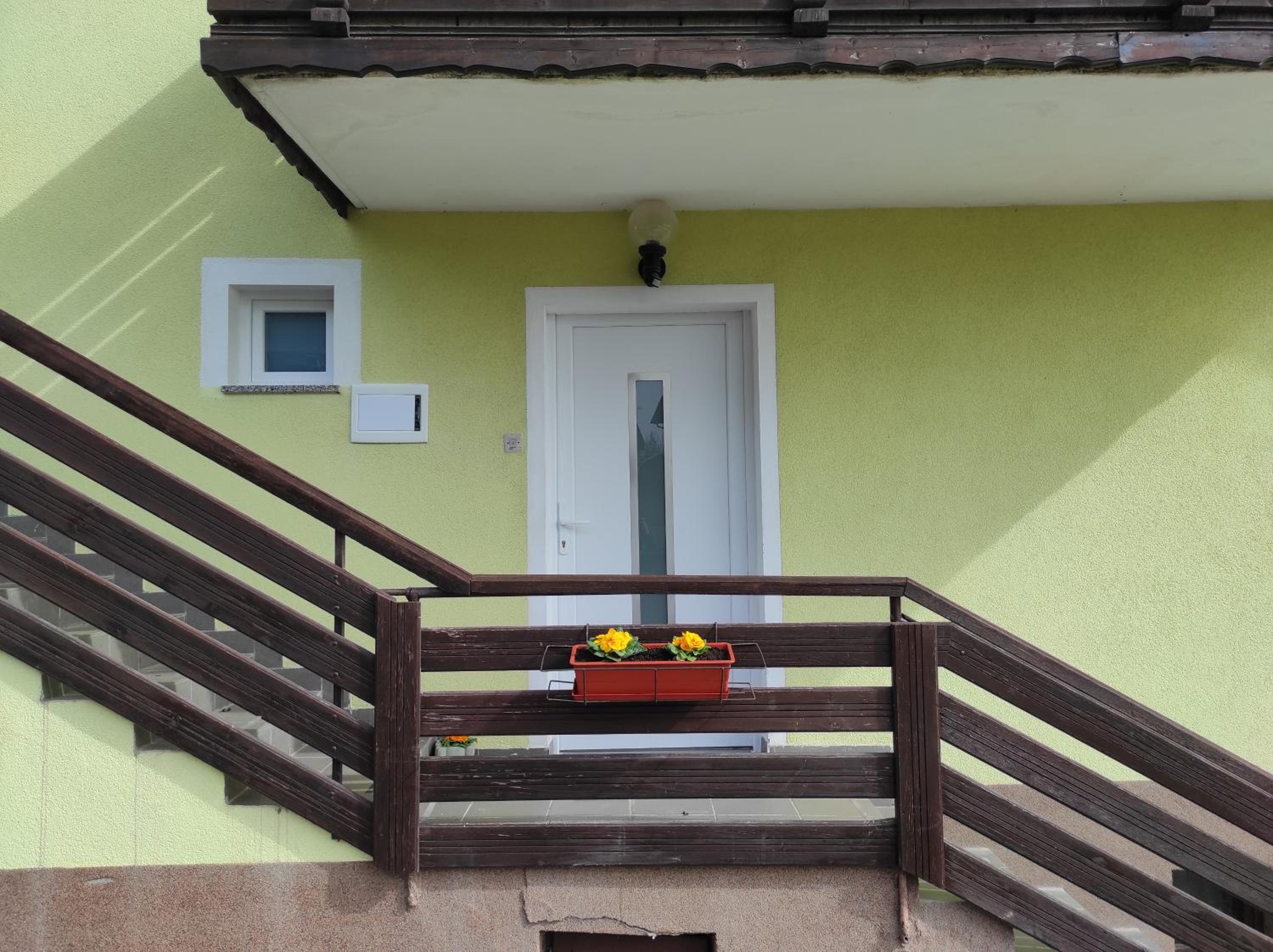 APARTMA ZADNIKAR