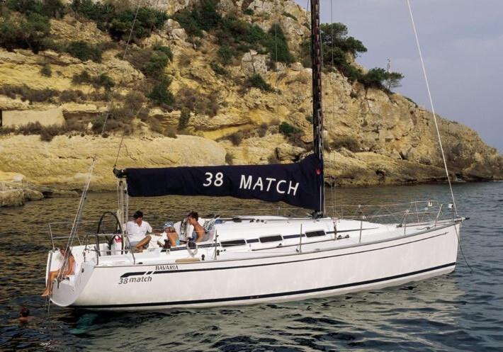 Sleep aboard a beautiful sailboat in Lisbon