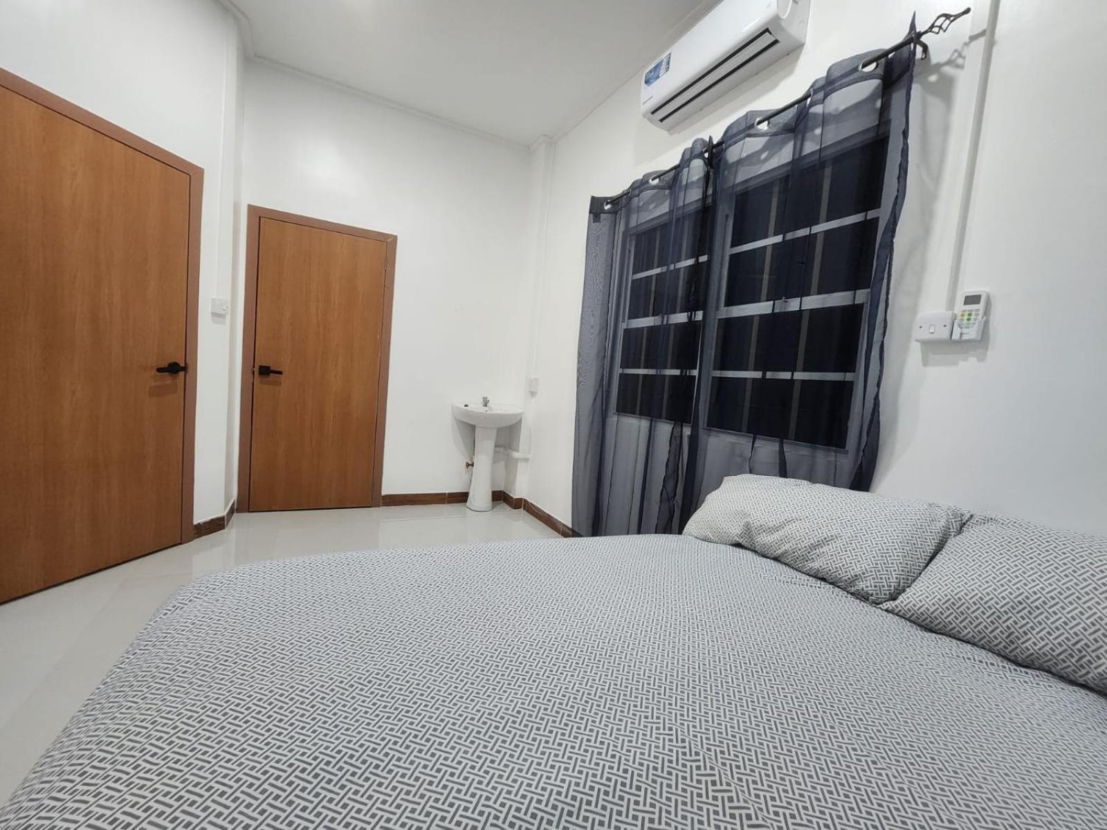 5 Bed Villa Sleeps 10 with Jacuzzi