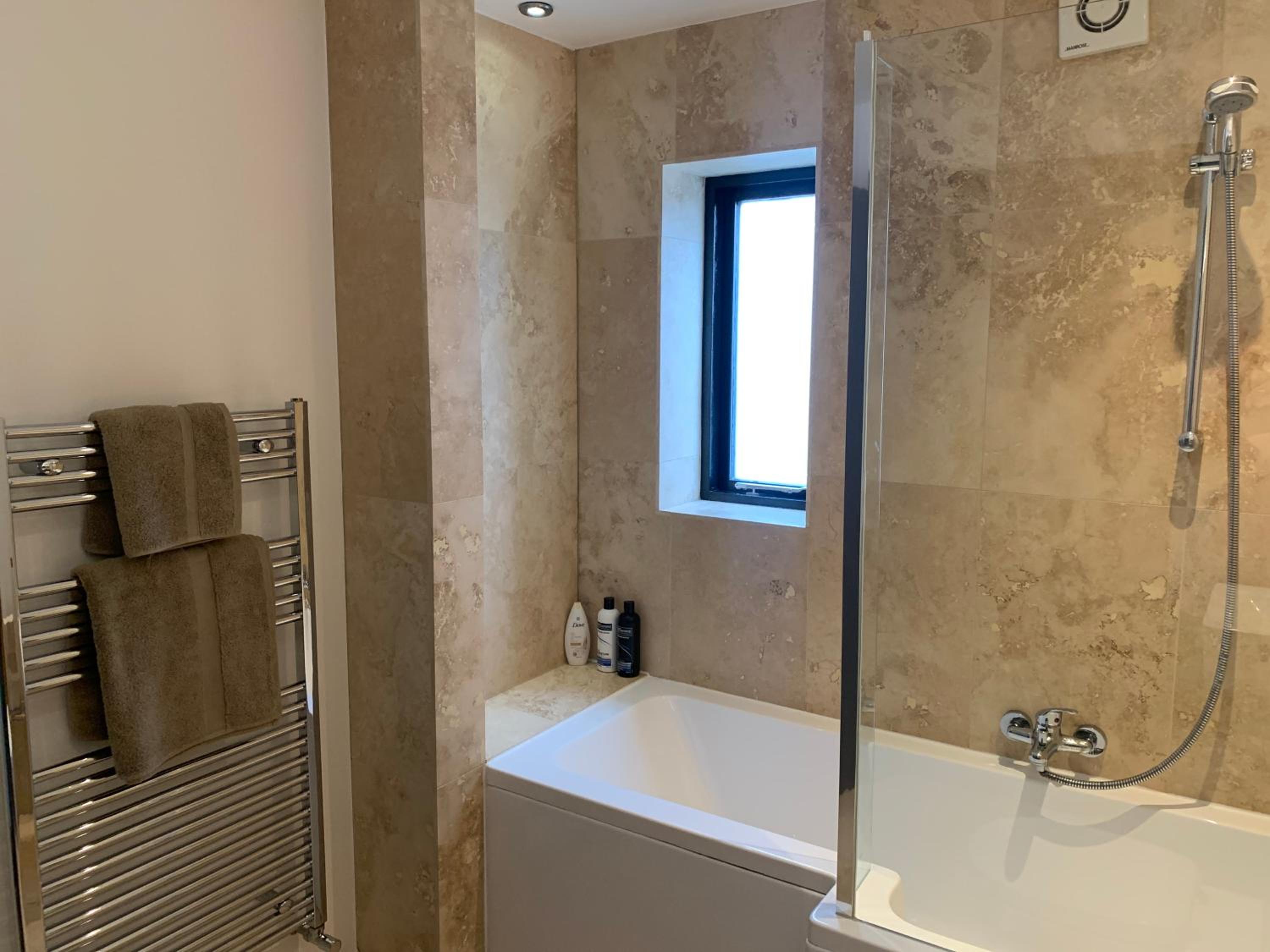 Luxury 5 Bed All En-Suite Cinema Room view 4