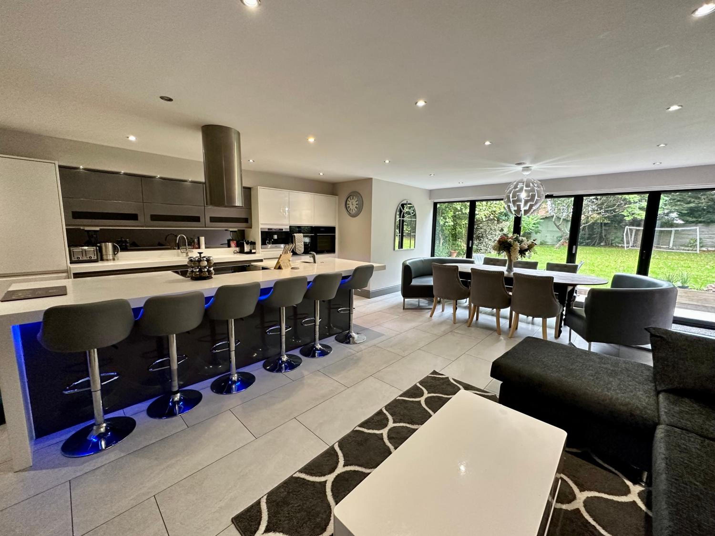 Luxury 5 Bed All En-Suite Cinema Room view 3