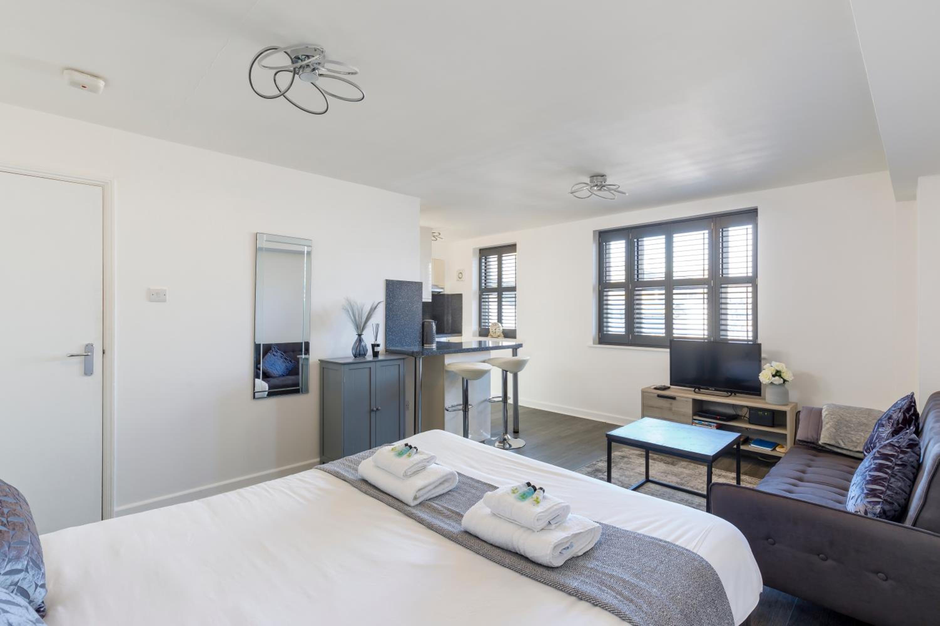 Fabulous studio in centre of St James Street view 2