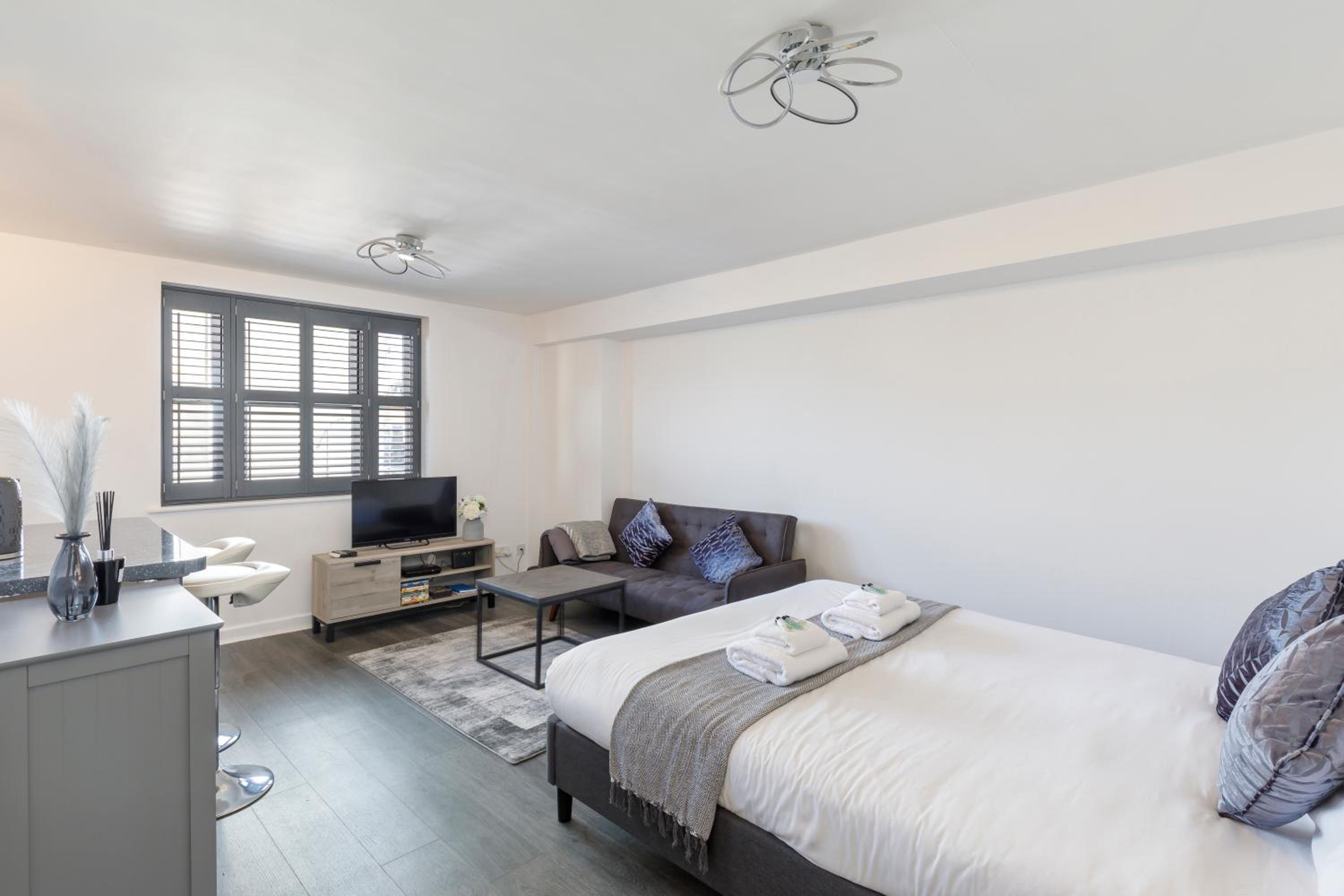 Fabulous studio in centre of St James Street view 3