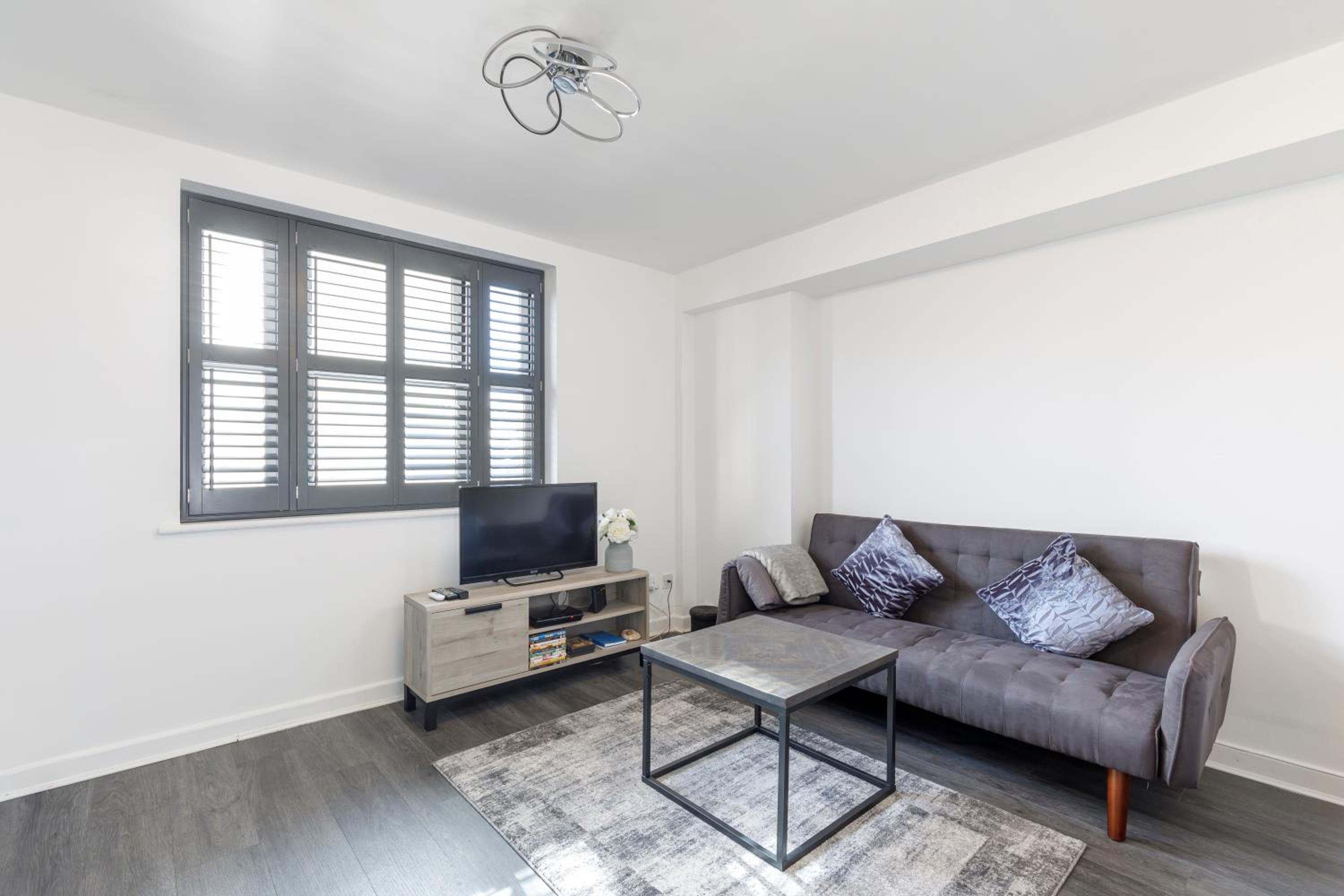 Fabulous studio in centre of St James Street view 4