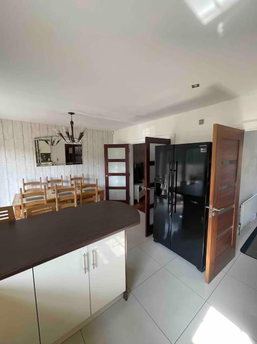 Spacious 4 bedroom house with large garden view 2