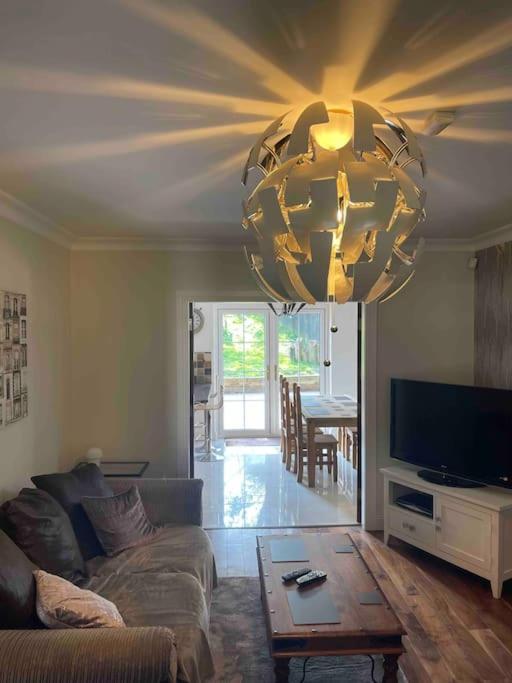 Spacious 4 bedroom house with large garden view 3