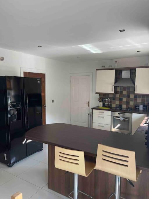 Spacious 4 bedroom house with large garden view 4