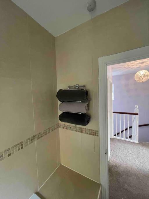 Spacious 4 bedroom house with large garden view 5