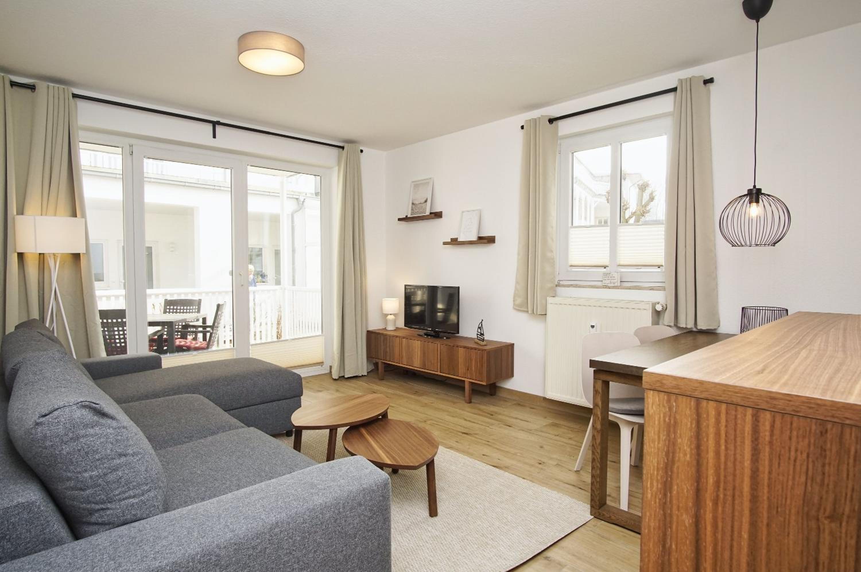 Terrasse, gratis Nutzung vom AHOI Erlebnisbad und Sauna inSellin - Villa Karola FeWo 06