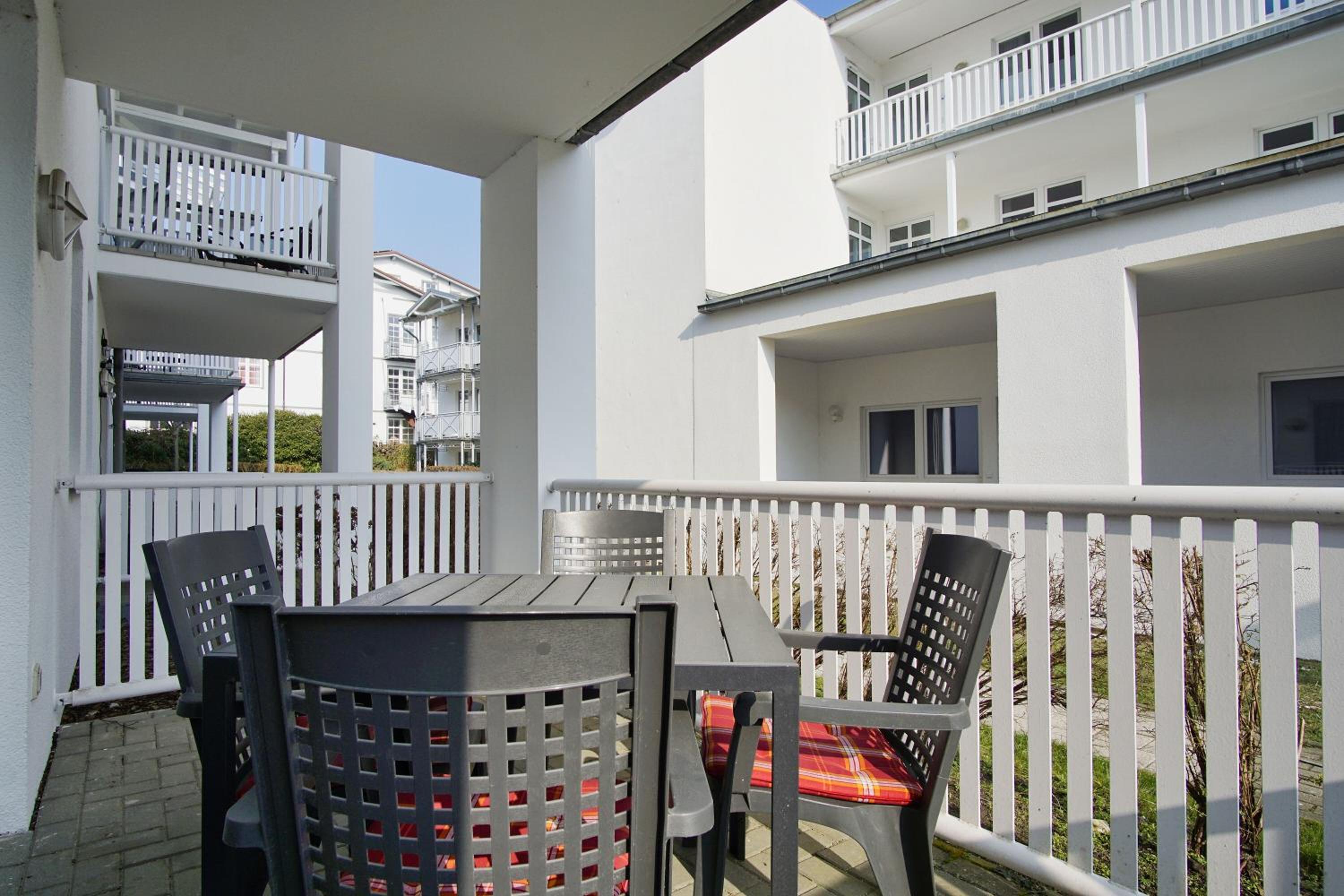 Terrasse, gratis Nutzung vom AHOI Erlebnisbad und Sauna inSellin - Villa Karola FeWo 06