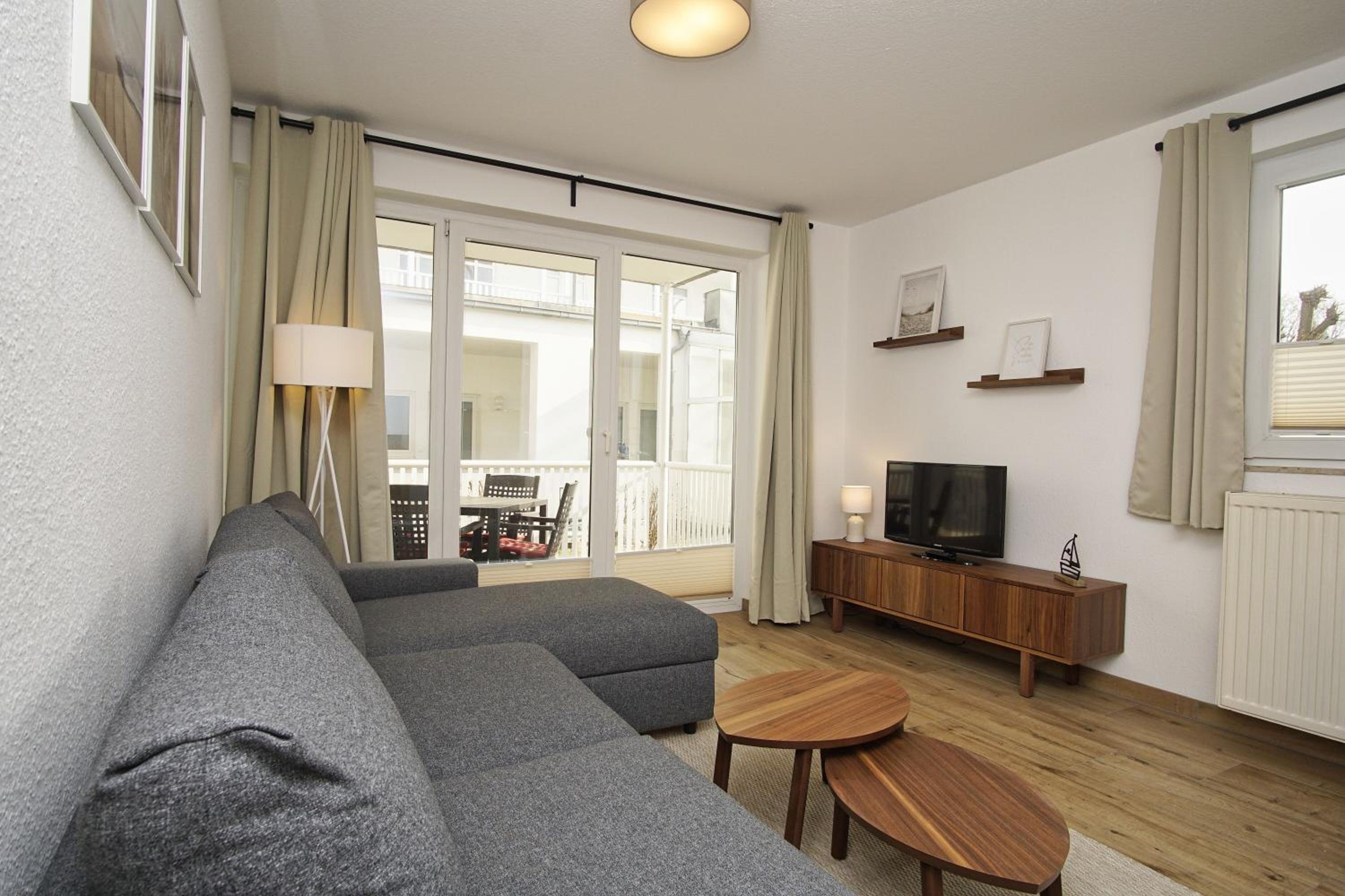 Terrasse, gratis Nutzung vom AHOI Erlebnisbad und Sauna inSellin - Villa Karola FeWo 06