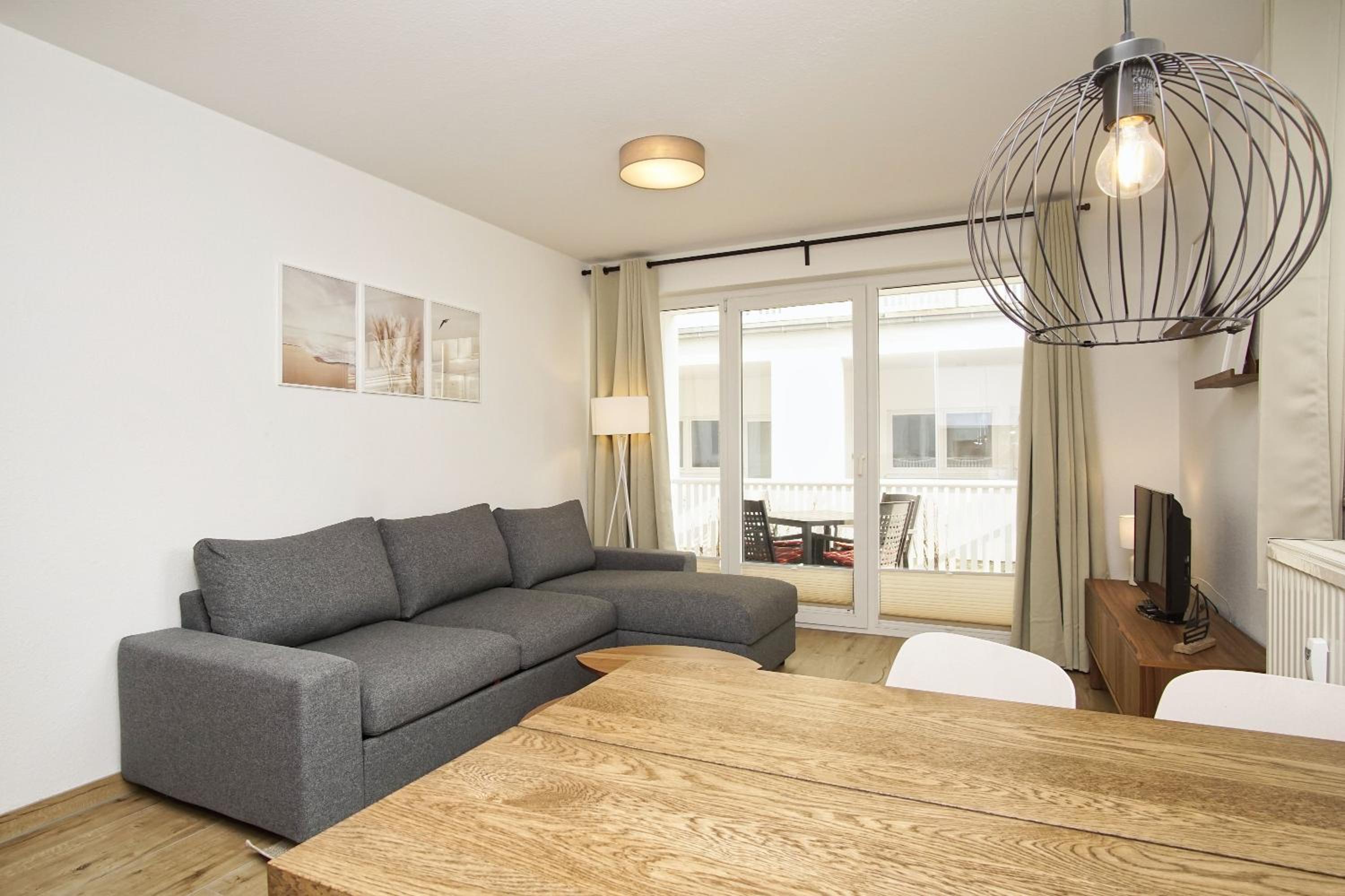 Terrasse, gratis Nutzung vom AHOI Erlebnisbad und Sauna inSellin - Villa Karola FeWo 06