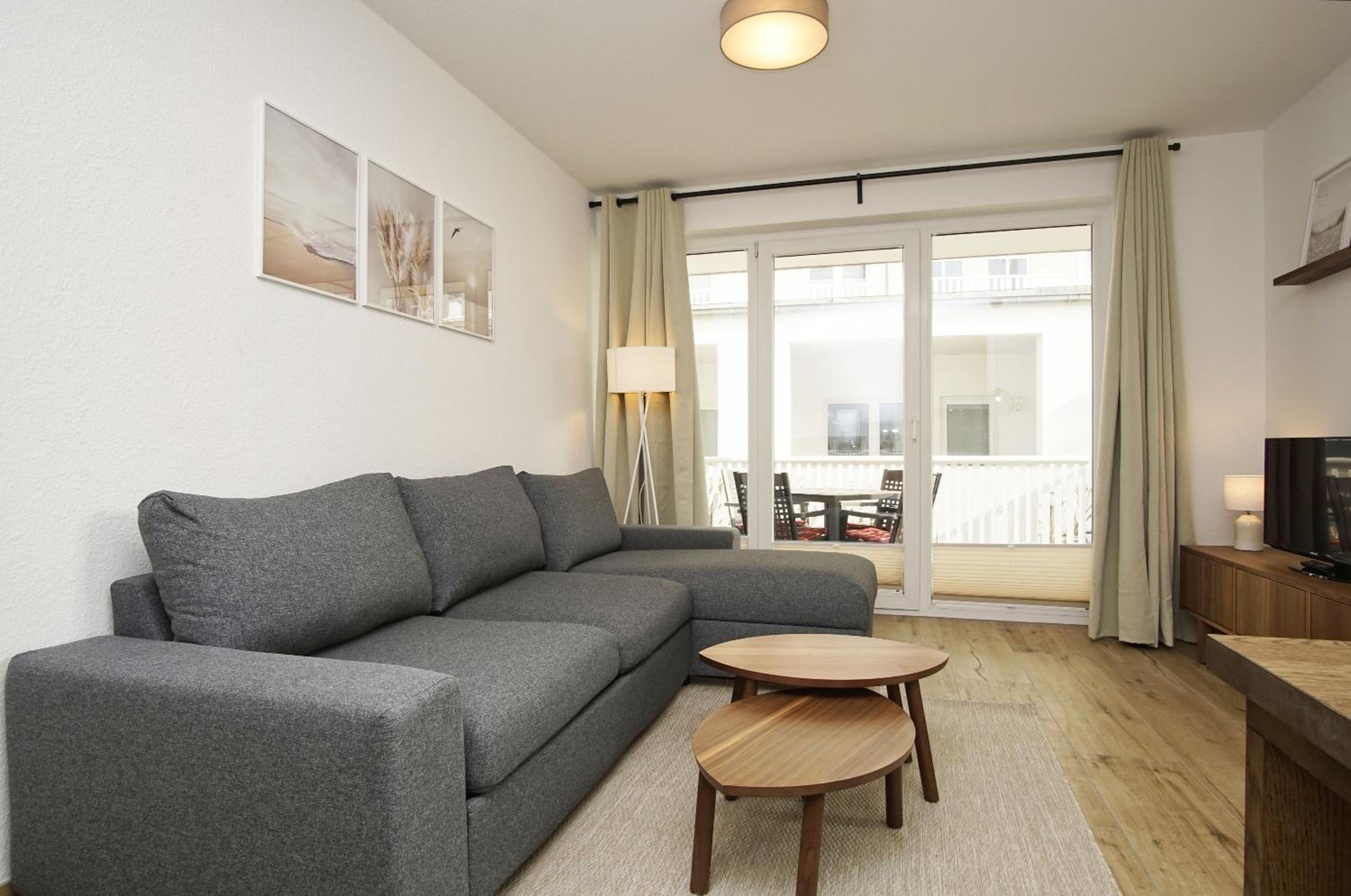 Terrasse, gratis Nutzung vom AHOI Erlebnisbad und Sauna inSellin - Villa Karola FeWo 06