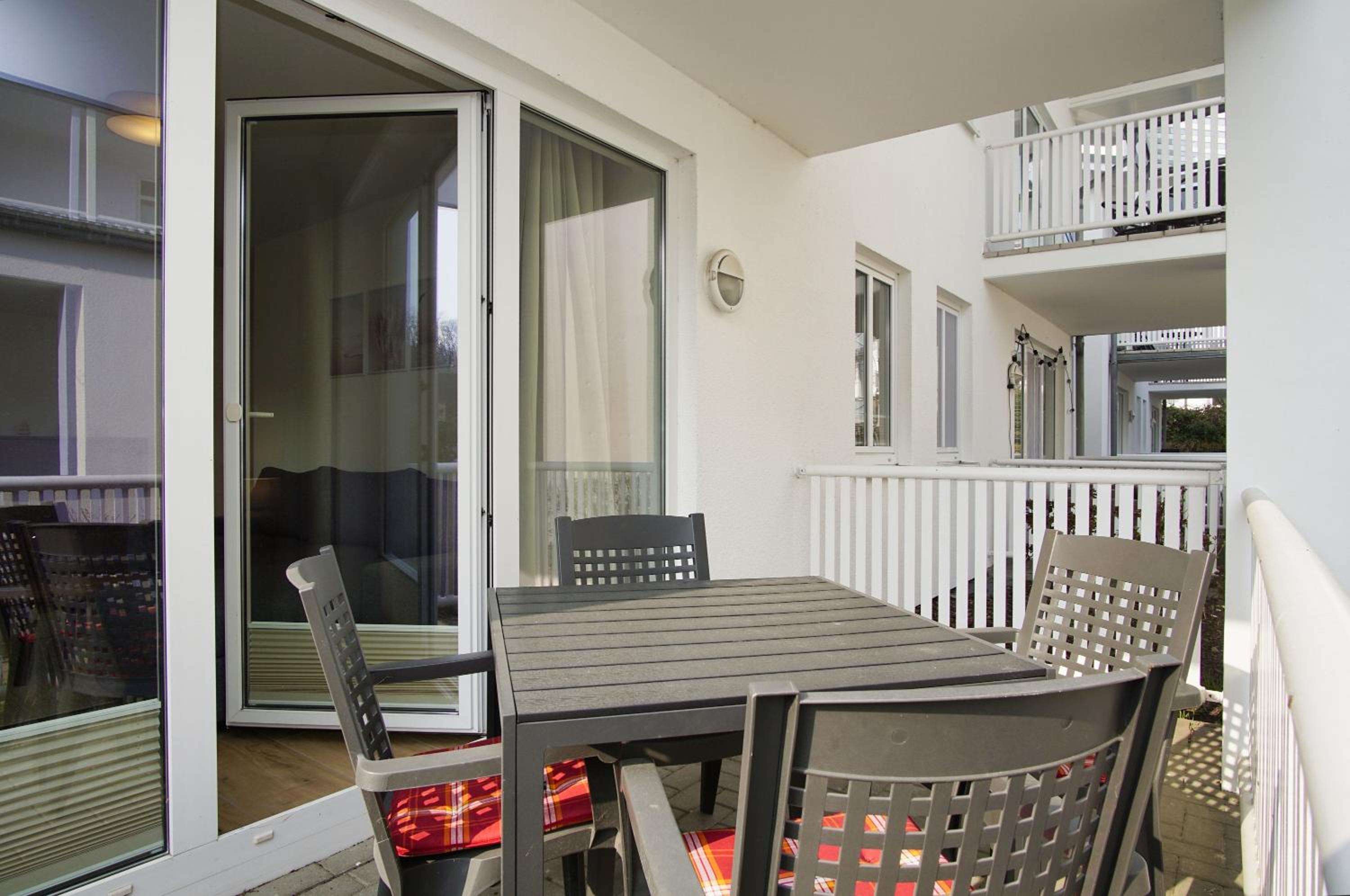 Terrasse, gratis Nutzung vom AHOI Erlebnisbad und Sauna inSellin - Villa Karola FeWo 06