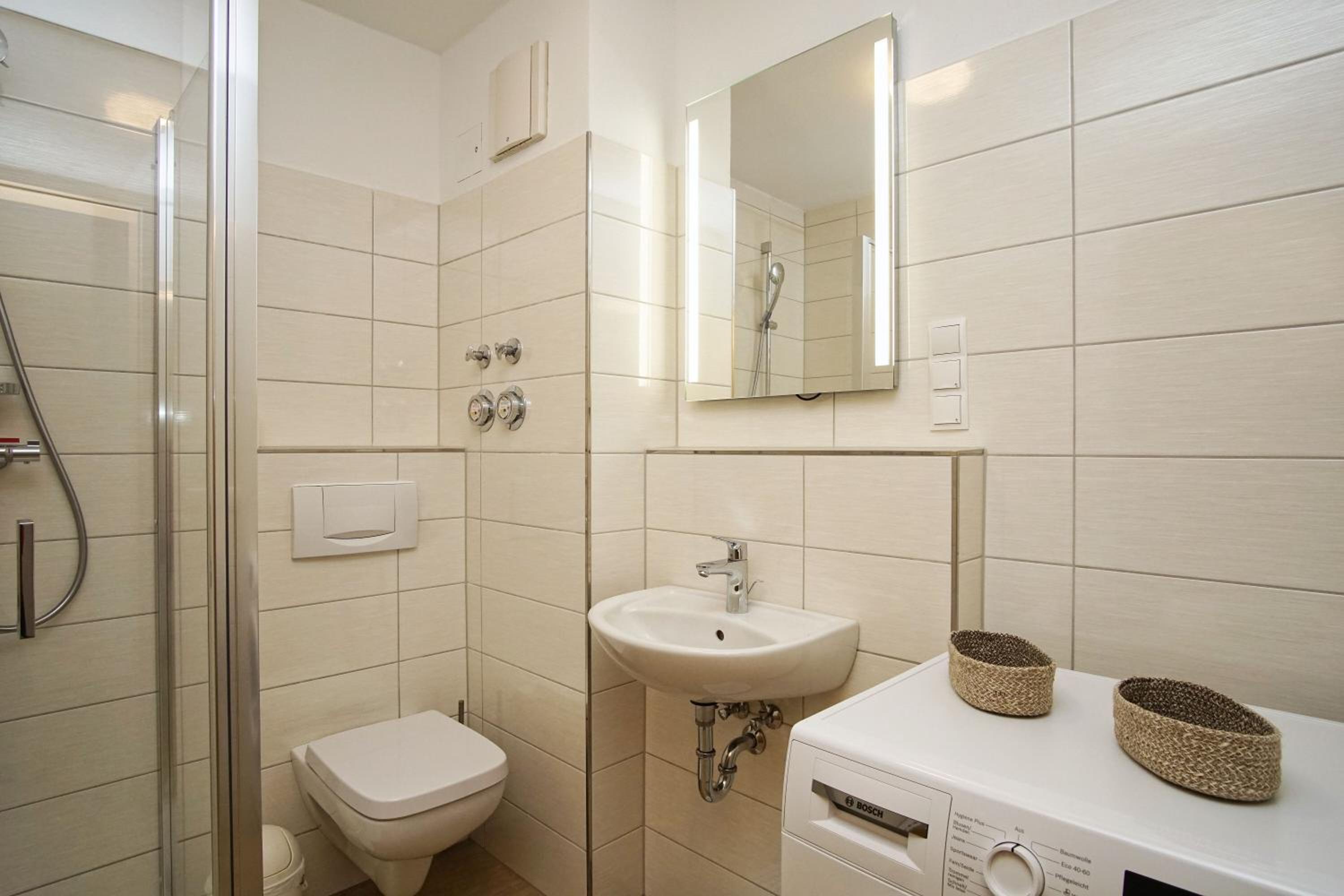 Terrasse, gratis Nutzung vom AHOI Erlebnisbad und Sauna inSellin - Villa Karola FeWo 06