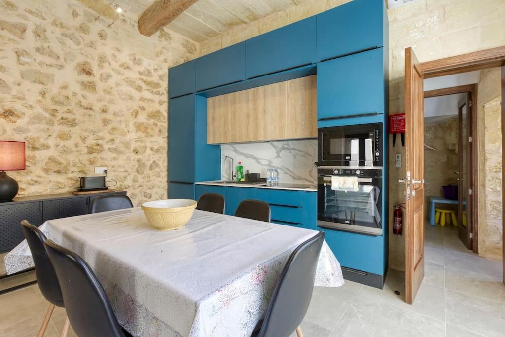 A 2BR farmhouse with private pool in Zebbug & BBQ by 360 Estates photo 4