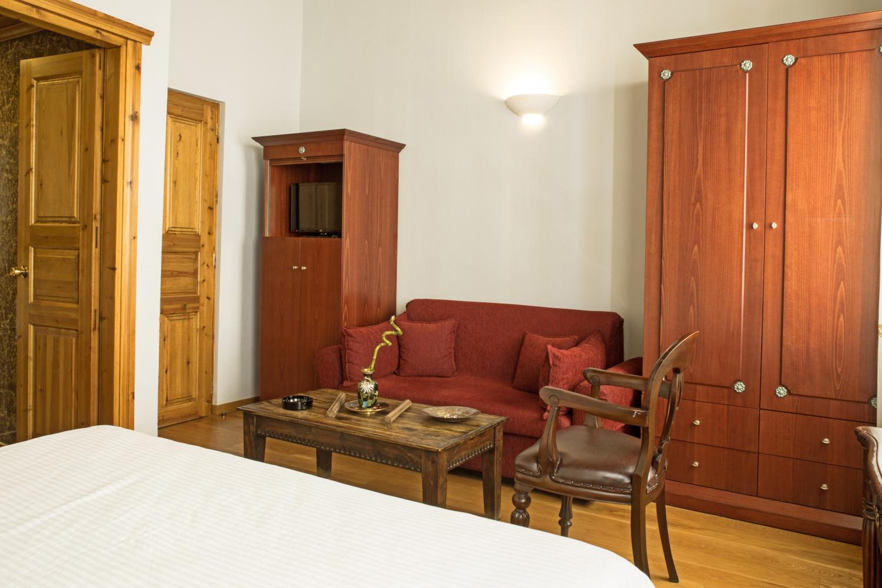 Kyveli Suites