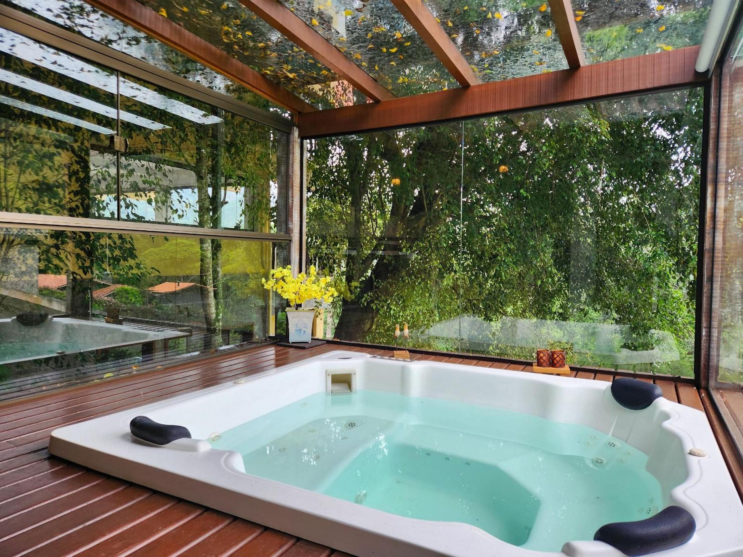 Casa Feliz: serviço, hidro aquecida, piscina