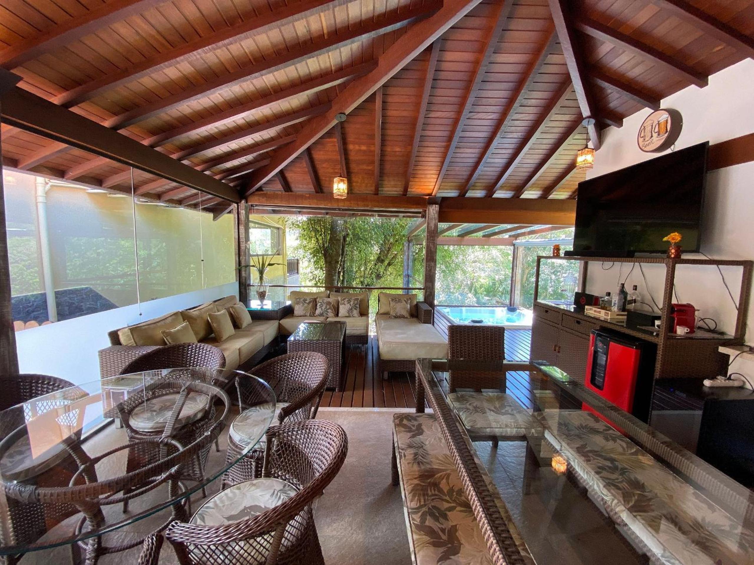 Casa Feliz: serviço, hidro aquecida, piscina