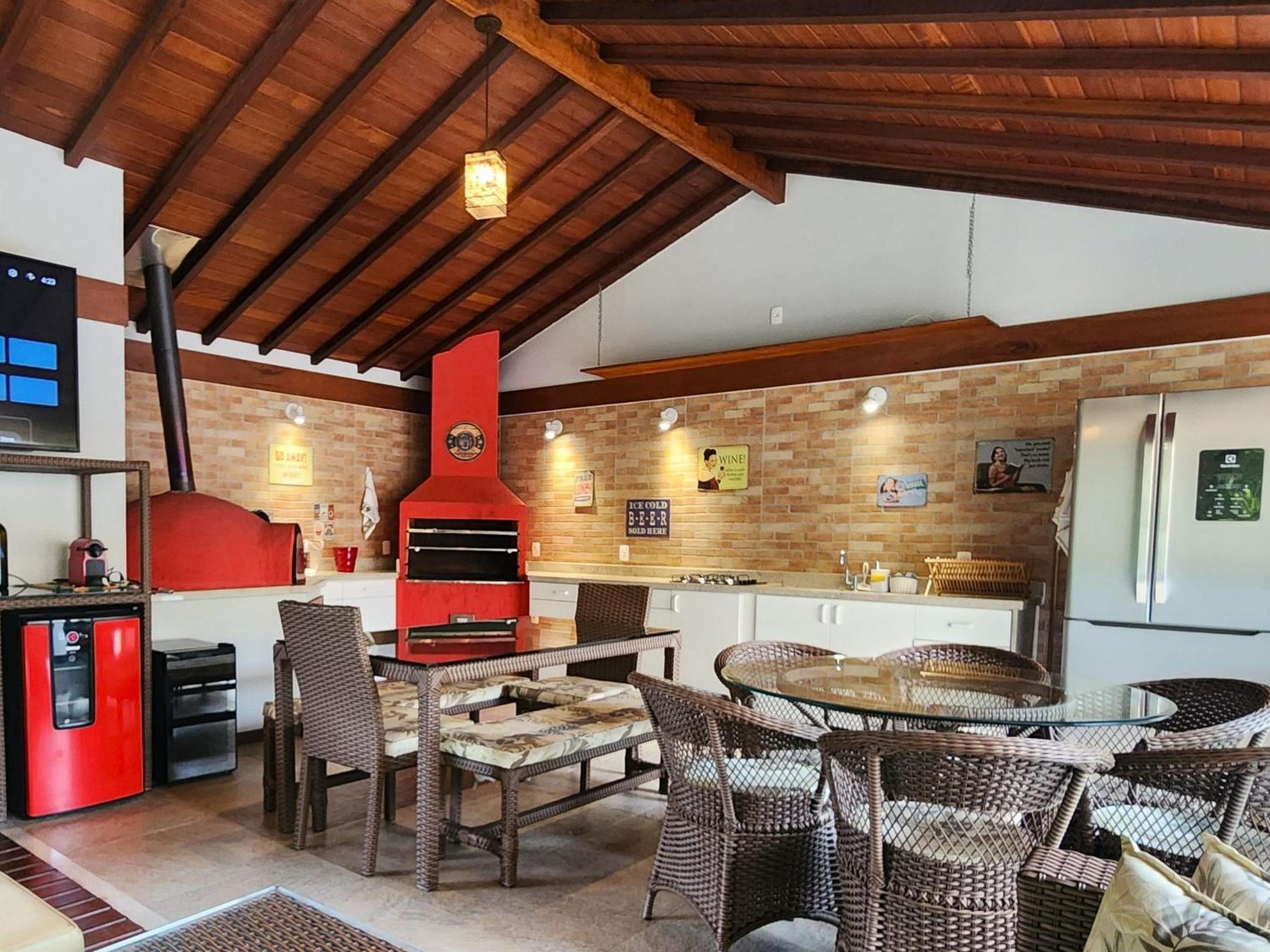 Casa Feliz: serviço, hidro aquecida, piscina