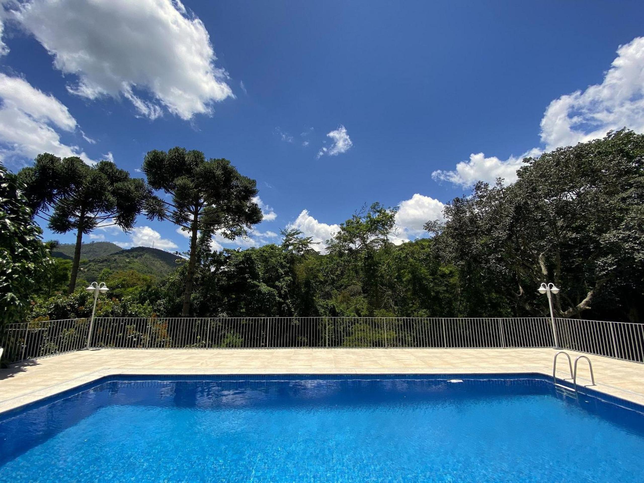 Casa Feliz: serviço, hidro aquecida, piscina