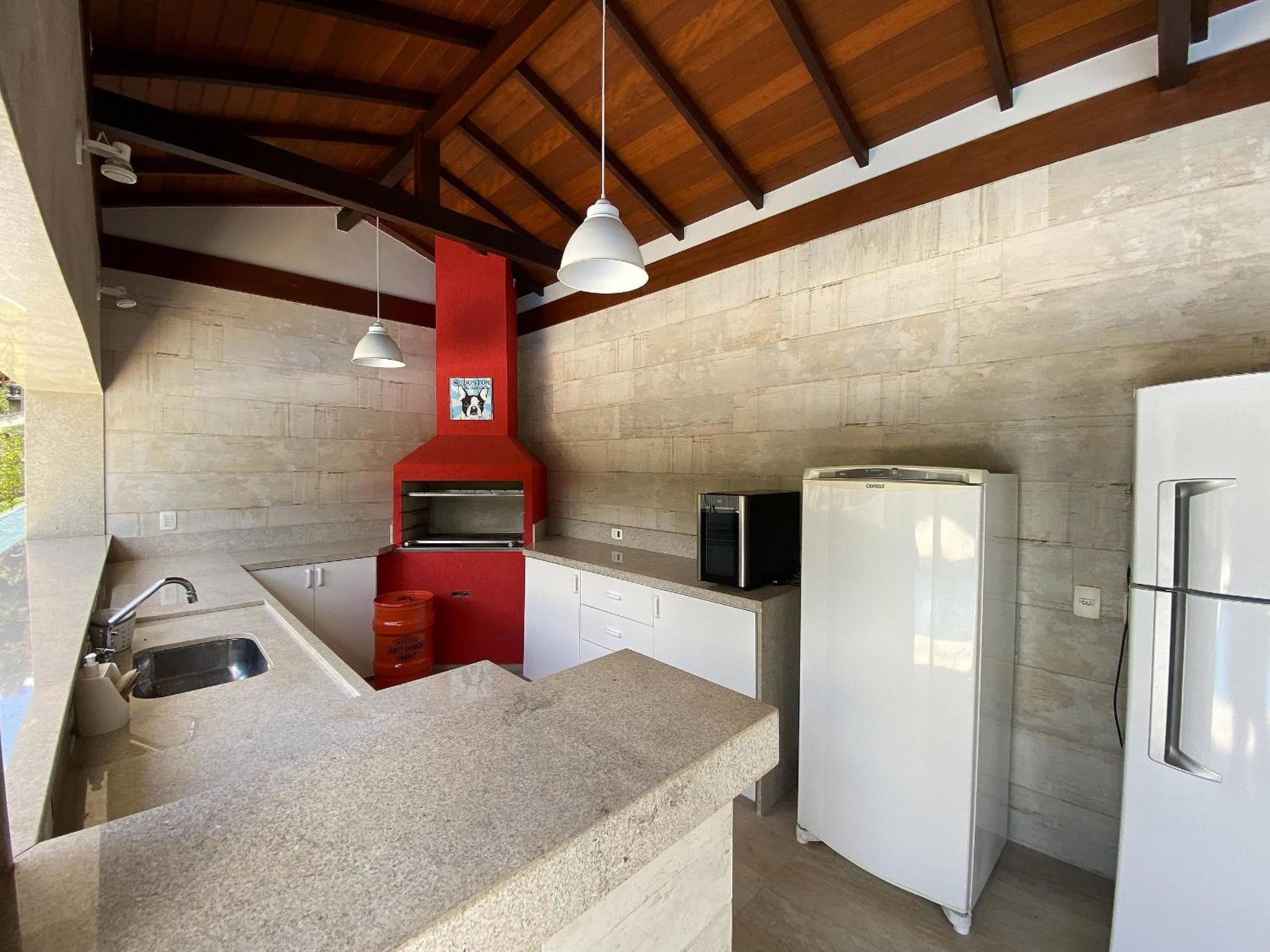Casa Feliz: serviço, hidro aquecida, piscina