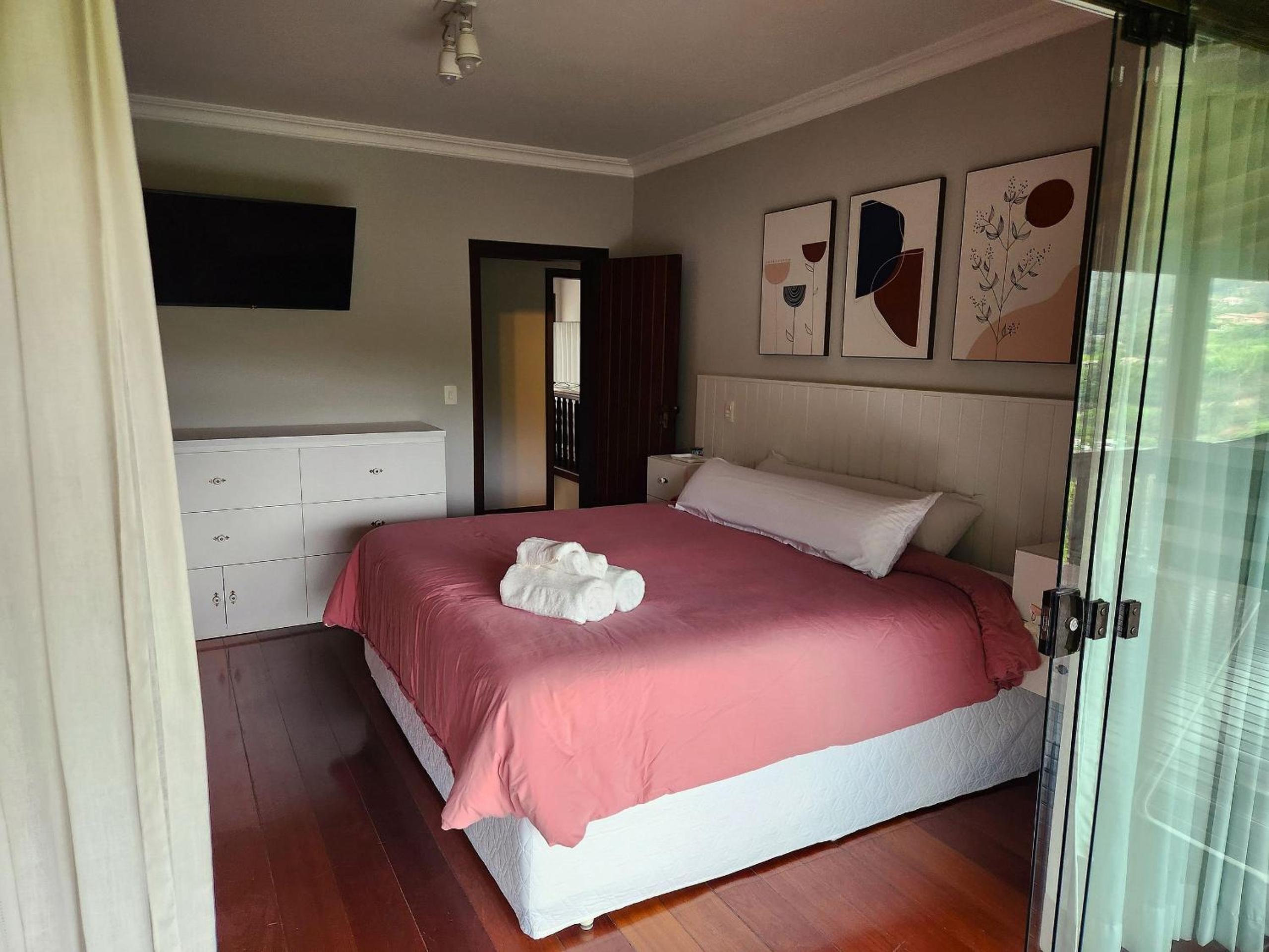 Casa Feliz: serviço, hidro aquecida, piscina