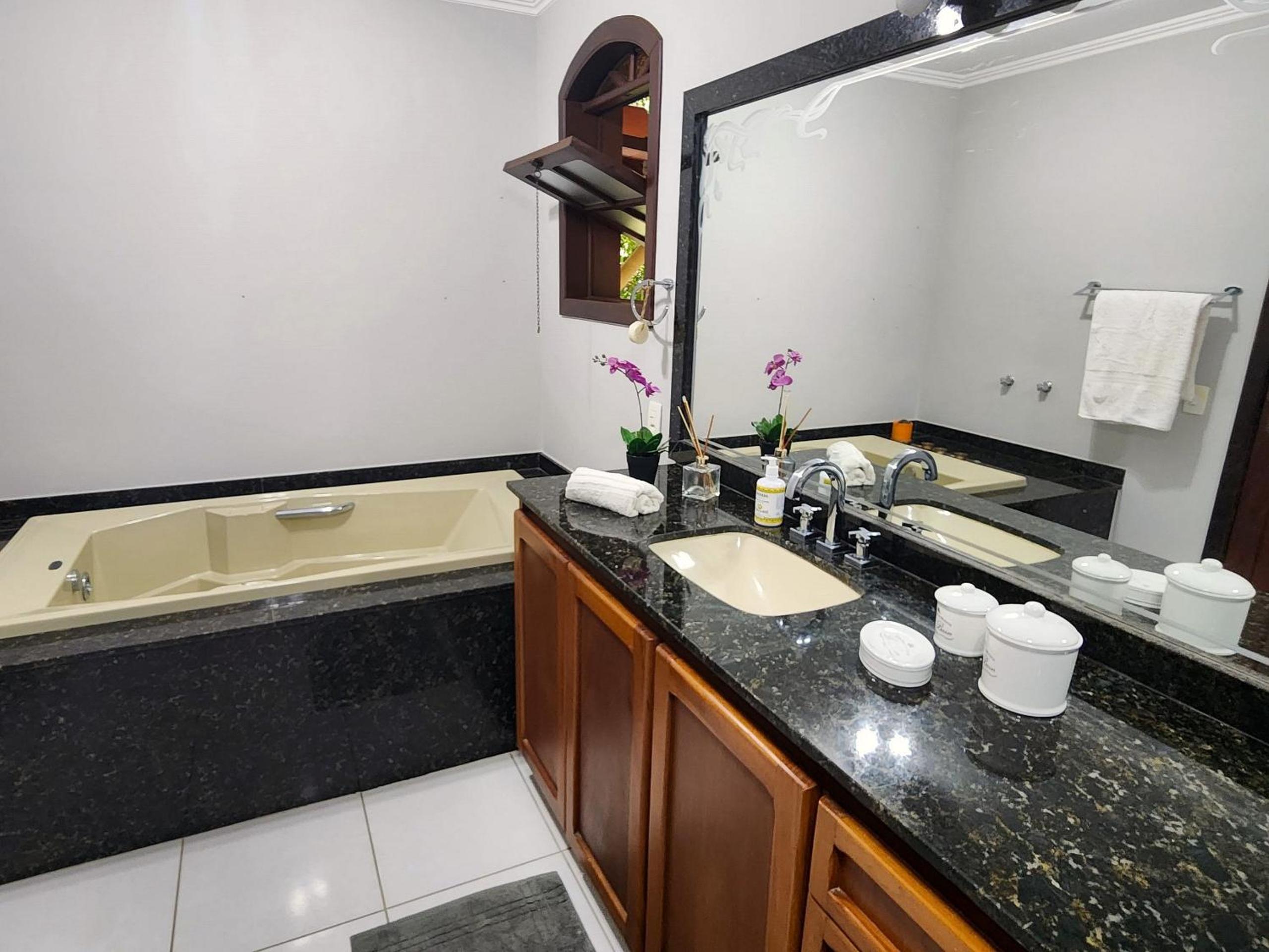 Casa Feliz: serviço, hidro aquecida, piscina
