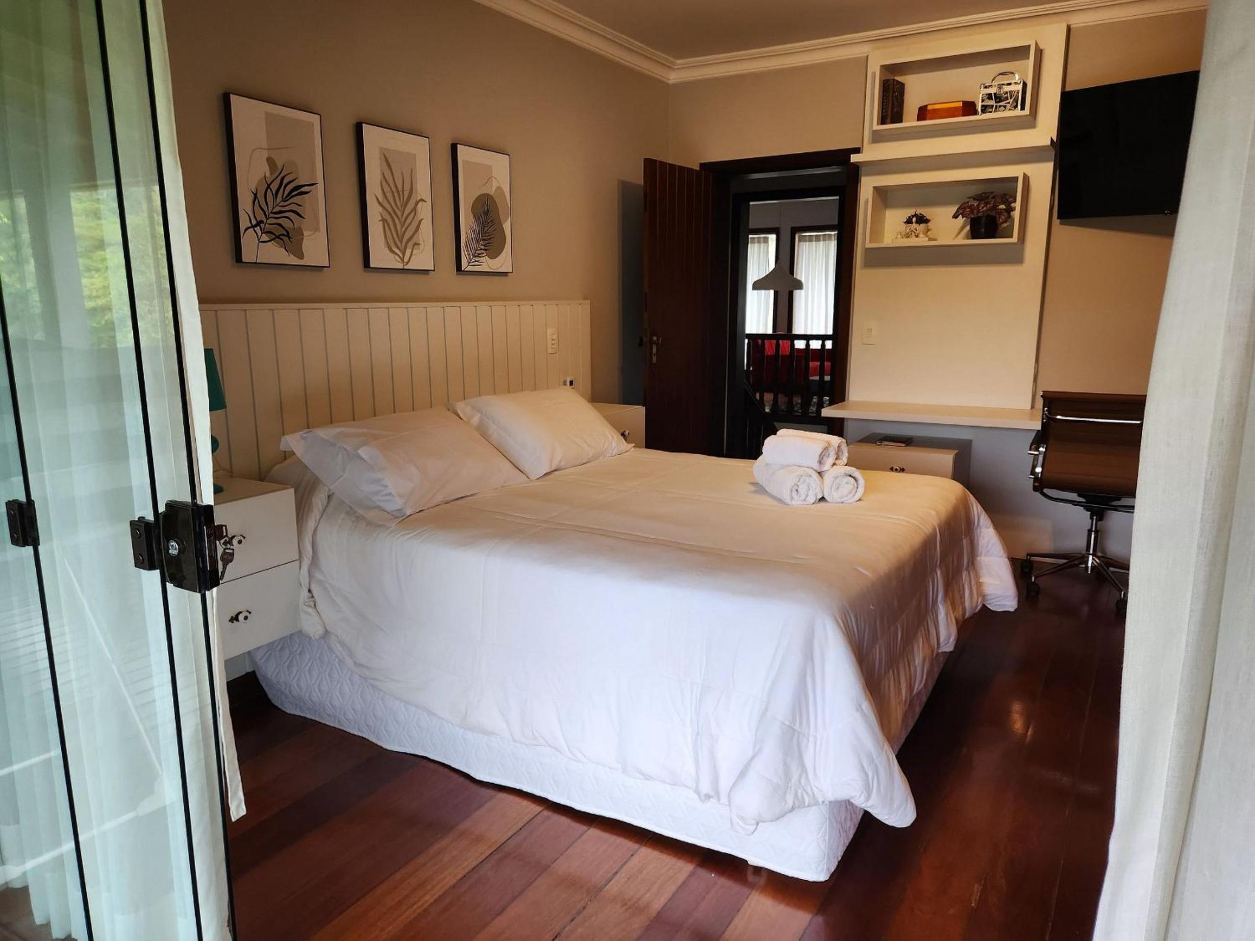 Casa Feliz: serviço, hidro aquecida, piscina