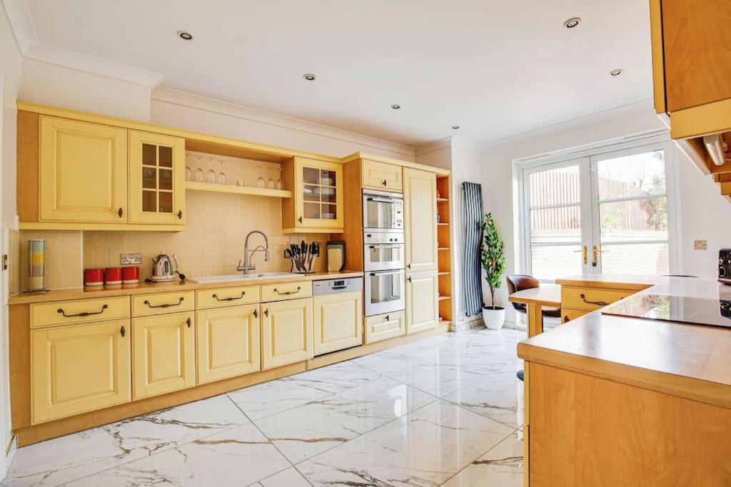 Modern 5 Bedroom House with Free Parking. Only 30 mins to Bond Street view 2