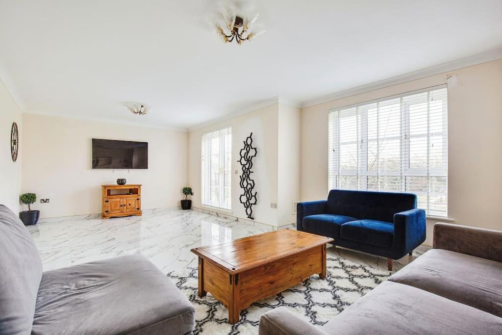 Modern 5 Bedroom House with Free Parking. Only 30 mins to Bond Street view 3