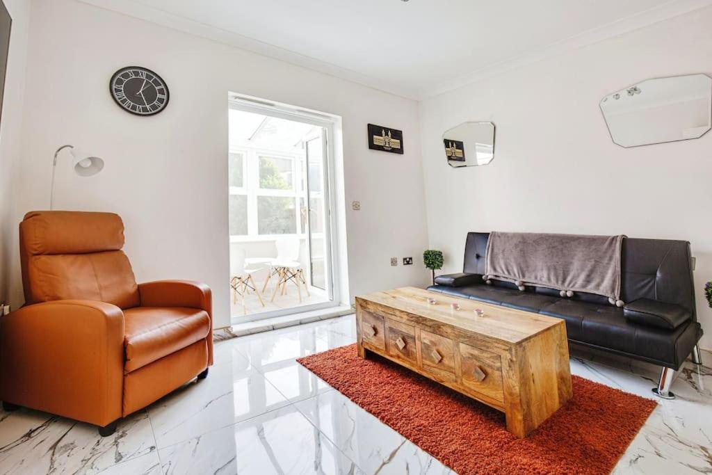 Modern 5 Bedroom House with Free Parking. Only 30 mins to Bond Street view 4