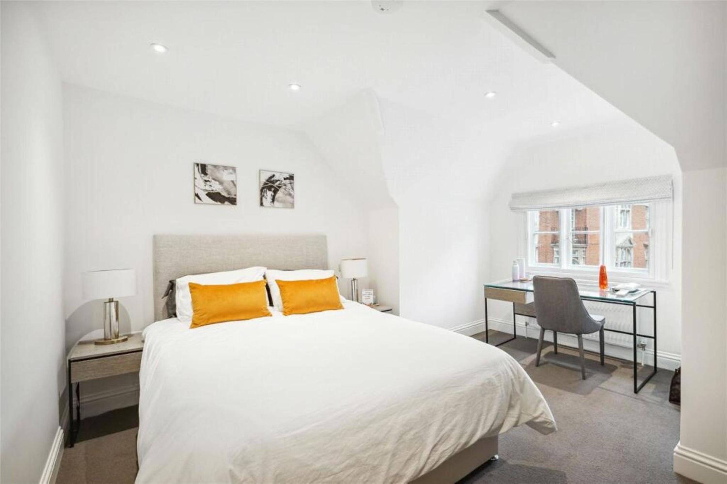 LARGE PENTHOUSE MAYFAIR SLEEPS UP TO 12