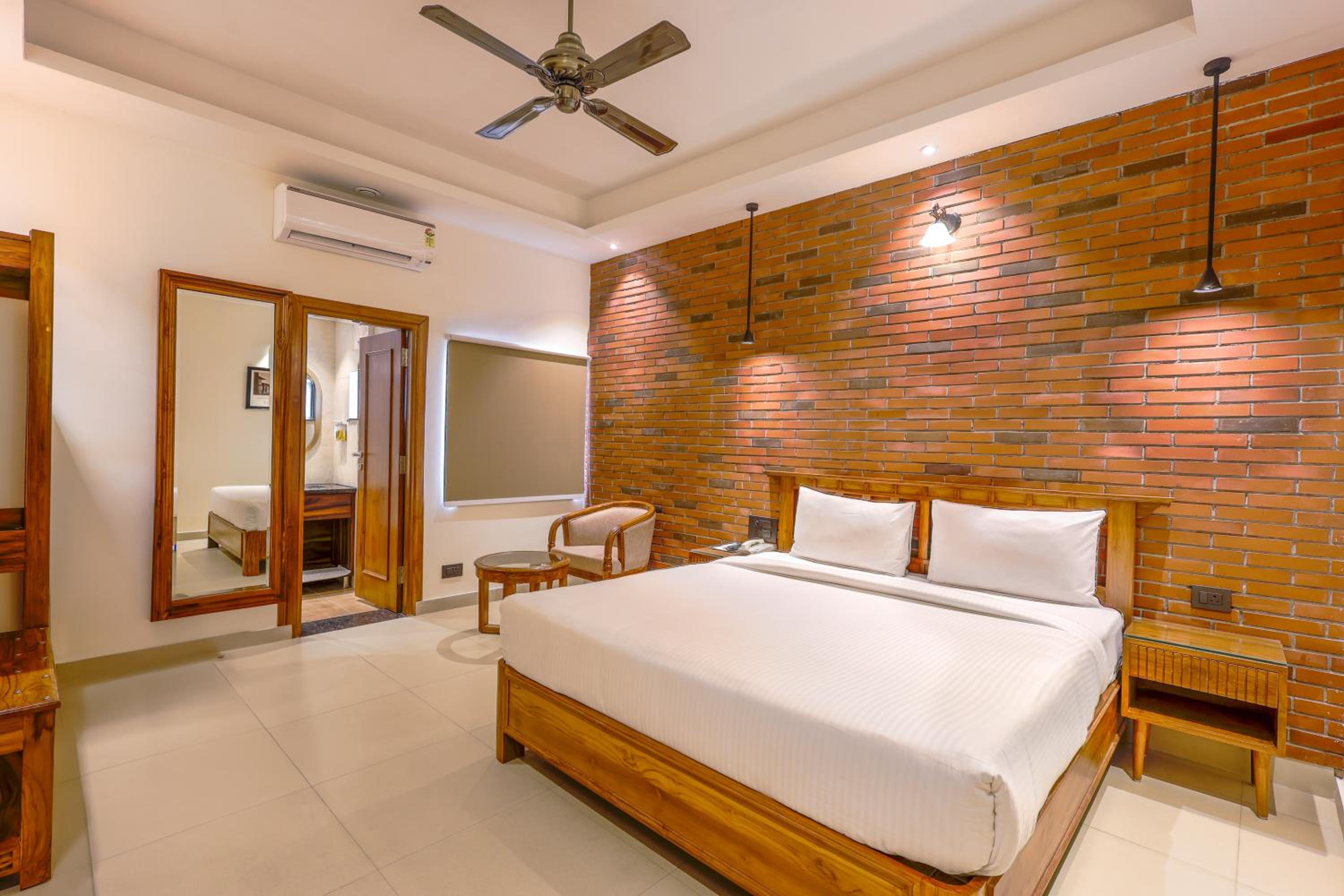 Hotel Lalit Palace view 3