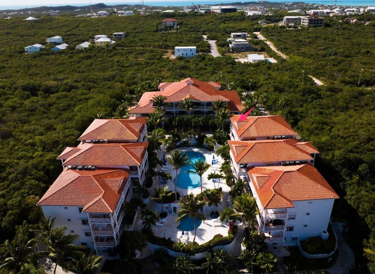 NEW Tropical Penthouse 2 Pools Beach 10min Walk view 3