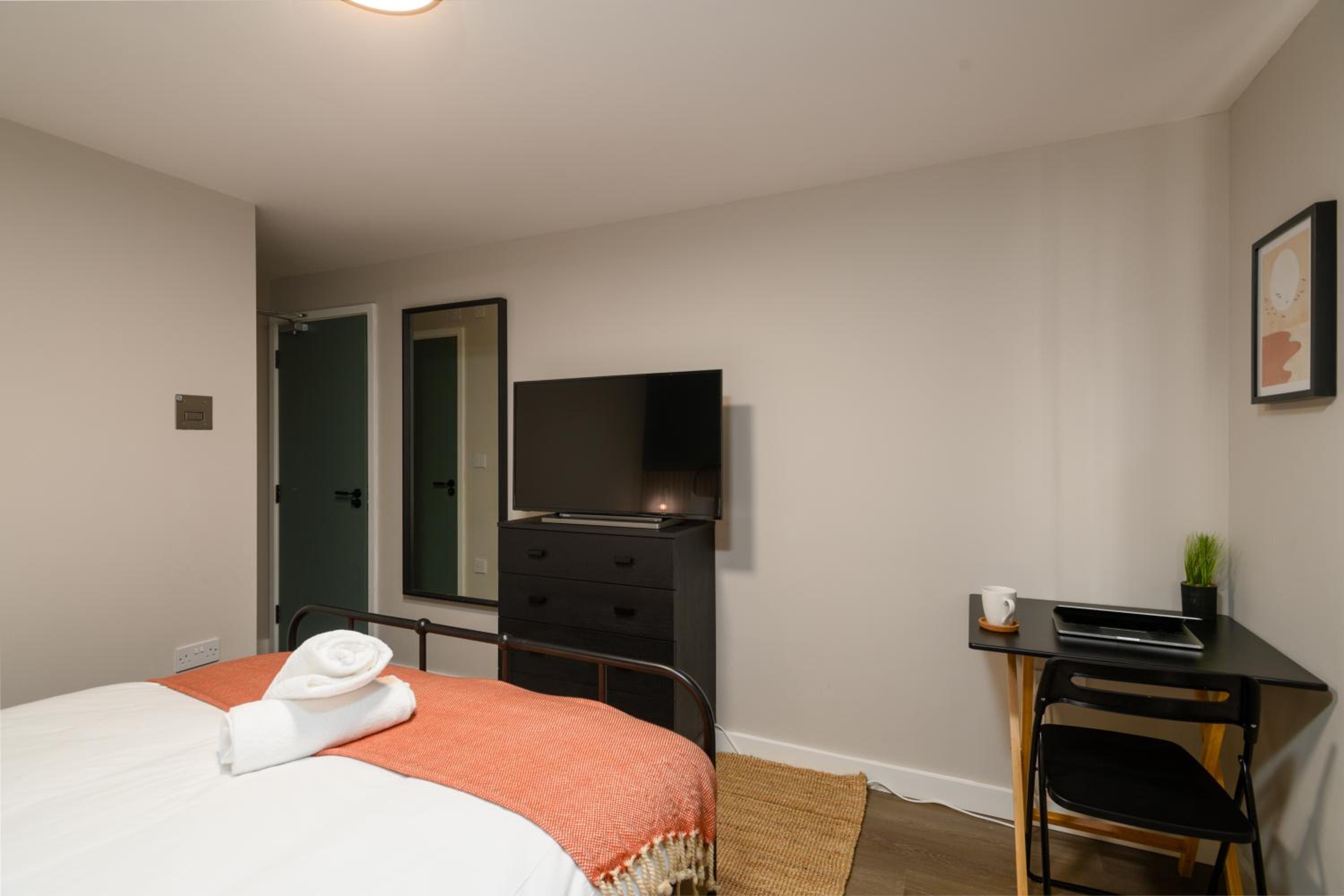 Benjamin Suite - Modern 3BR Apartment with Parking & WIFI view 5