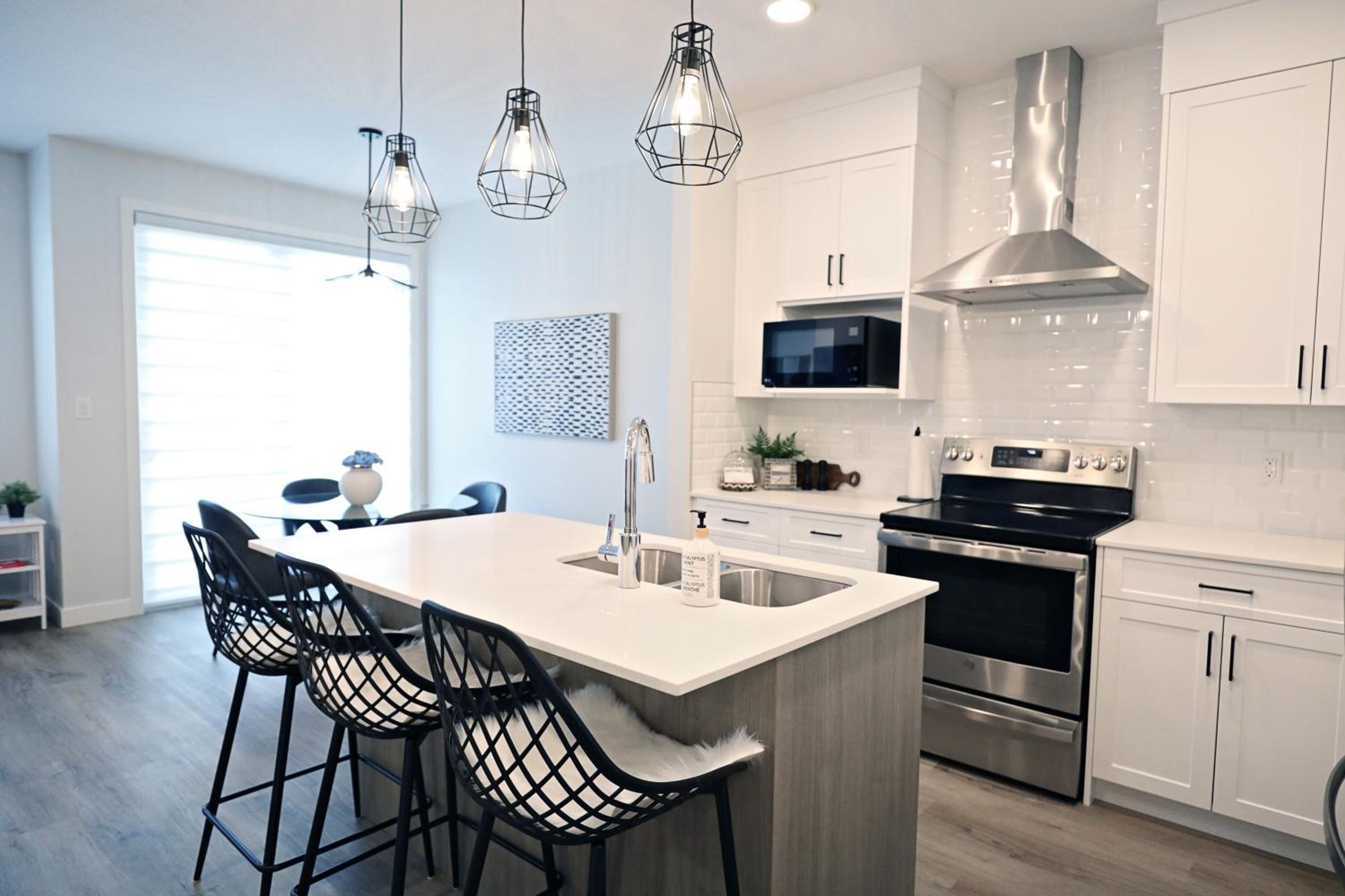 Stylish Home with AC, 3 King Beds, Garage, Disney