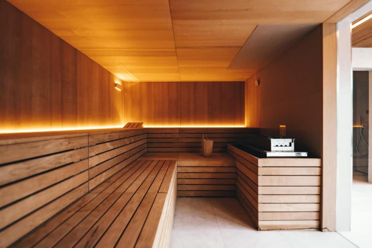 Stylish and Luxurious Apt with Pool & Gym