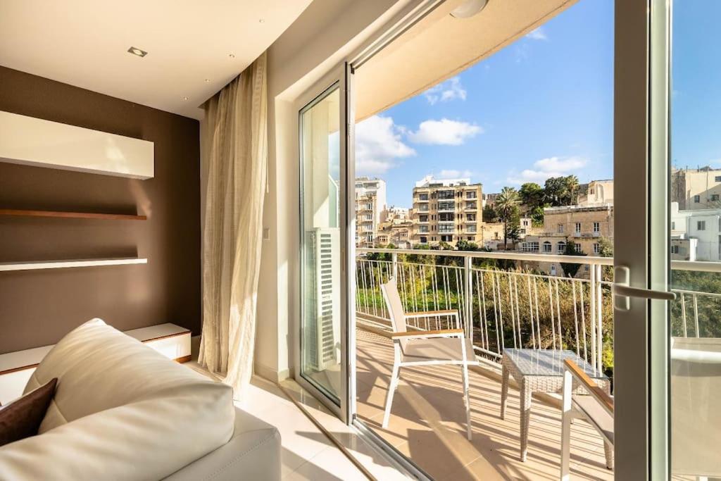 Cozy 3BD Seaside Apartment! WiFi and Great Location!