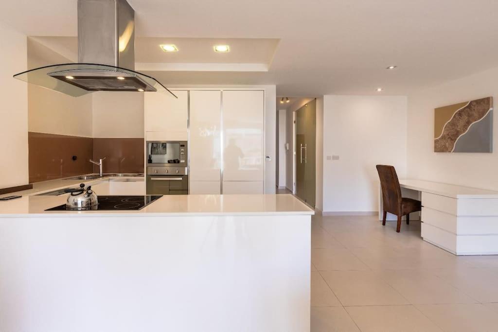 Cozy 3BD Seaside Apartment! WiFi and Great Location!