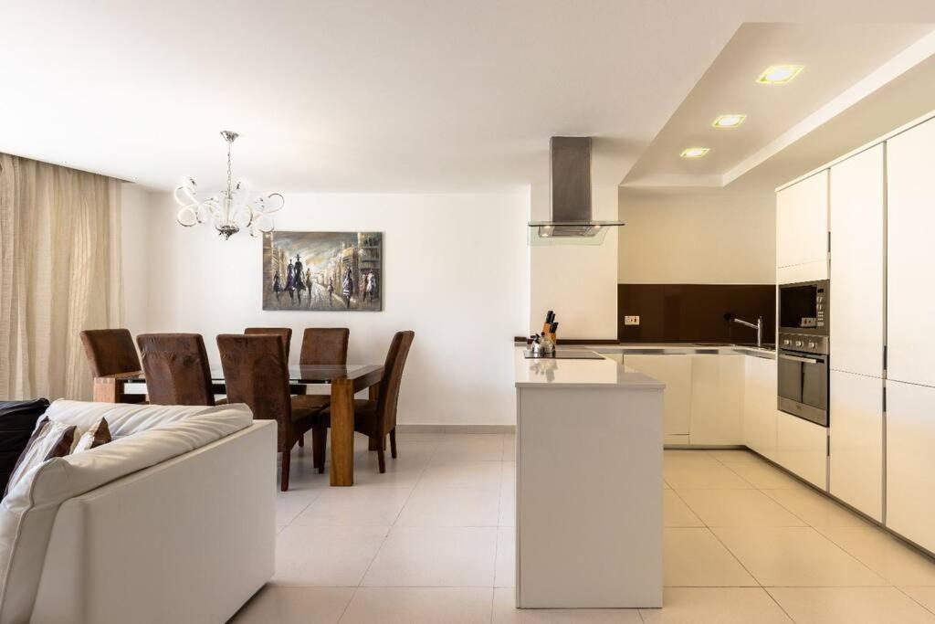 Cozy 3BD Seaside Apartment! WiFi and Great Location!