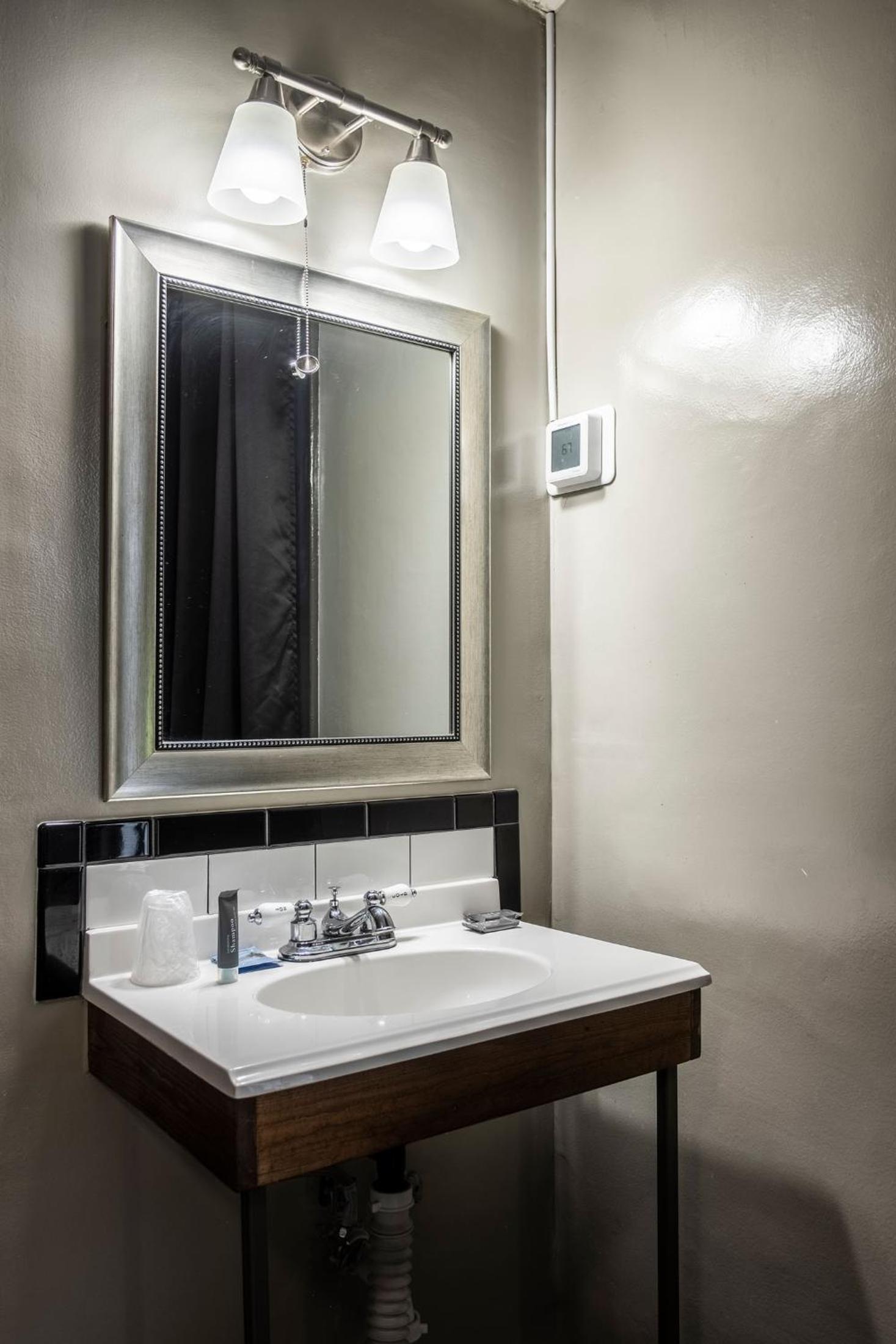Gardner Hotel & Hostel