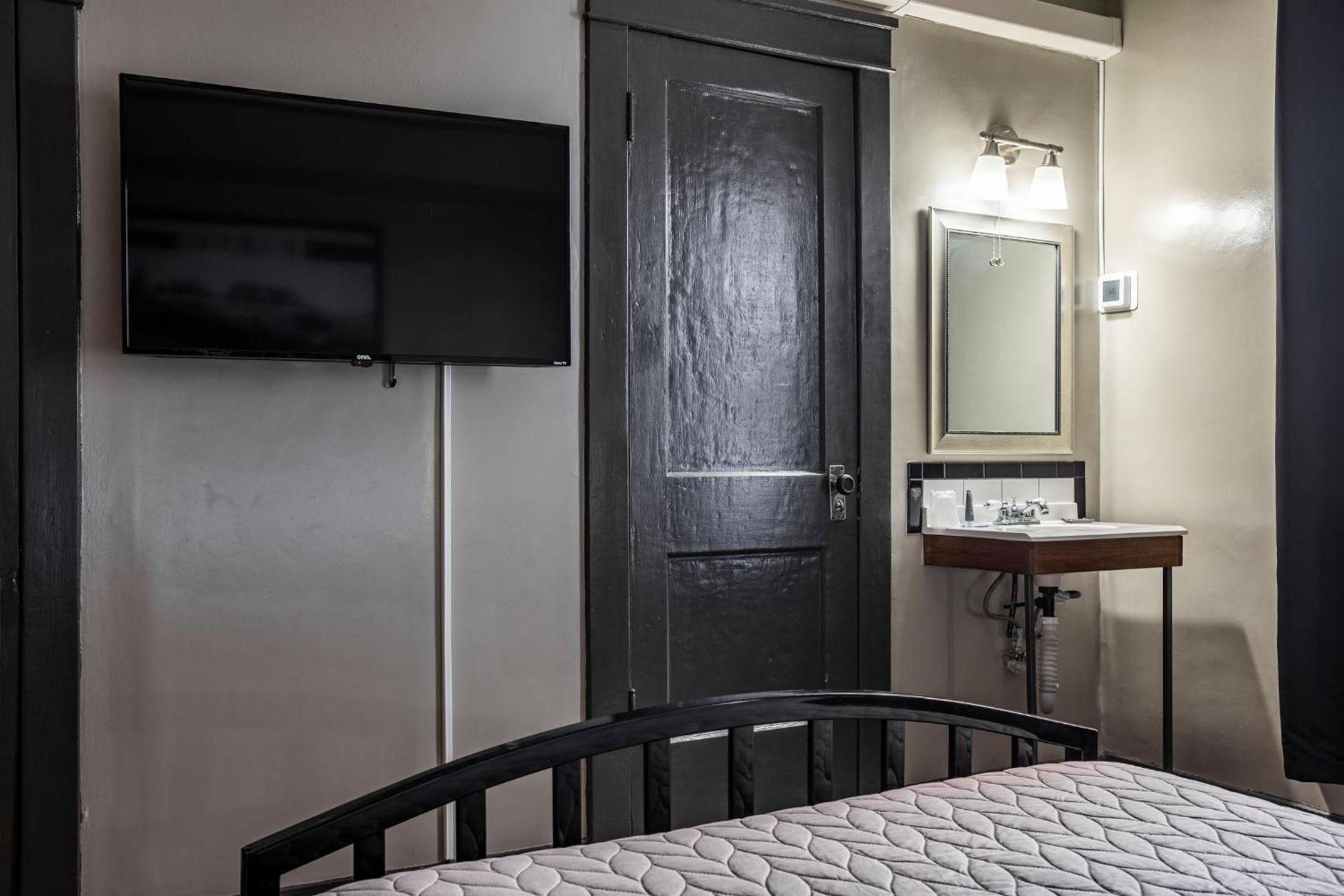 Gardner Hotel & Hostel